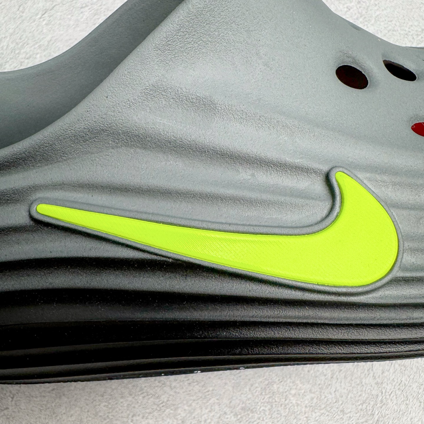 图片[18]-＃Lw纯原 NK ReactX Rejuven8 简约舒适百搭洞洞鞋 FV5060-003 重金购入原鞋及原档案磨具生产指令开发 唯一正确组合大底 组合侧面Logo 鞋头不过分上翘 后跟Logo 凹凸明显 轮廓分明 LOGO内侧钢印清晰工整 原厂磨具全鞋无多余毛边 同源公司EVA粒子环保塑料 原厂指令配方 无任何异味 弹性卡色均保持原鞋一致 匠心打造 鞋口弧度大小 鞋面色泽质感同步原鞋 LOGO内侧钢印清晰工整 从名字就能看出，这款鞋搭载了React X缓震科技，保证了舒适的脚感和轻盈的穿着体验。设计上，这双鞋采用了近几年非常流行的洞洞鞋风格，但特别之处在于加入了波浪纹路细节，让整个鞋型看起来更有立体感，视觉上也增添了几分现代感。尺码：36 36.5 37.5 38 38.5 39 40 40.5 41 42 42.5 43 44 44.5 45 46.5 47.5 48.5-选品中心