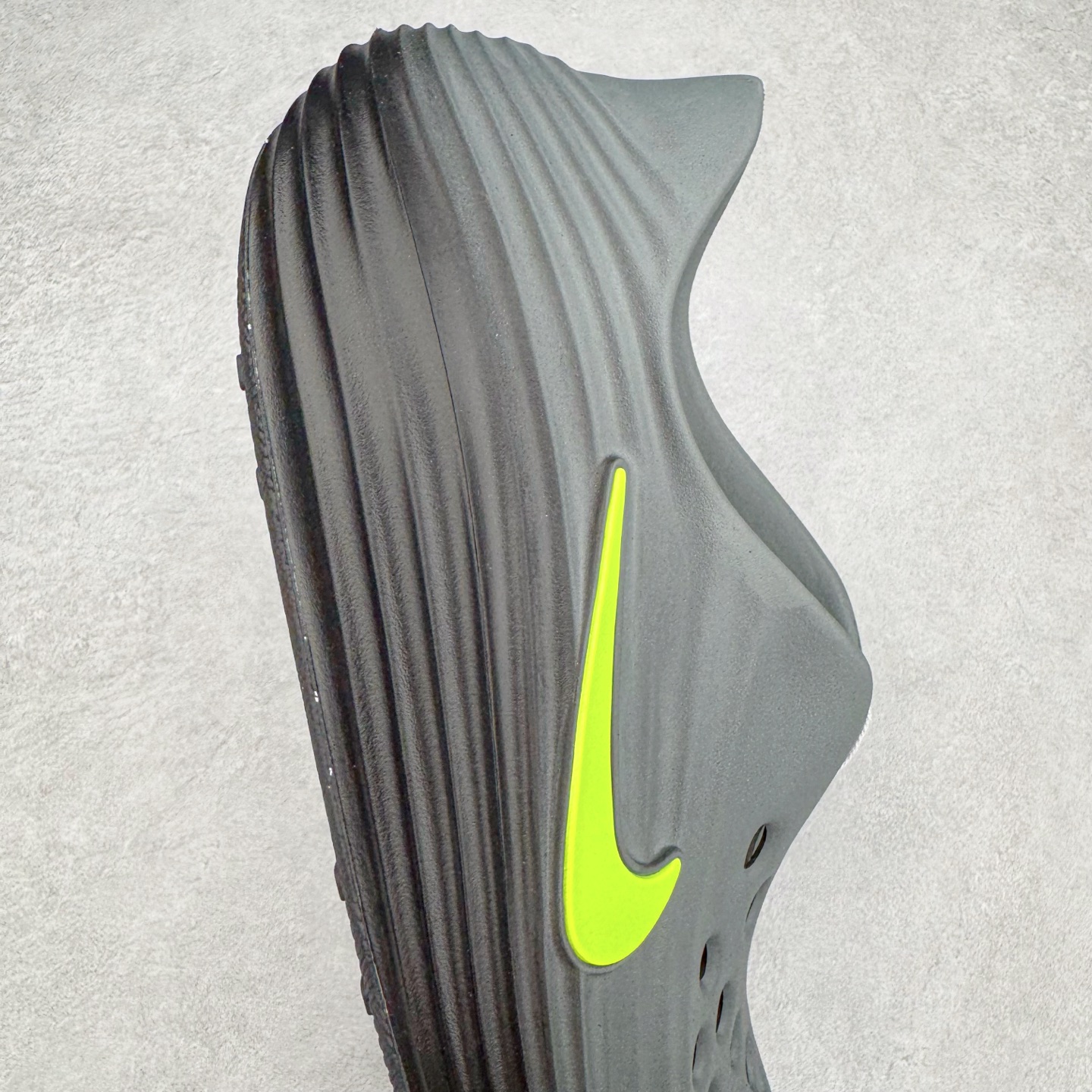 图片[6]-＃Lw纯原 NK ReactX Rejuven8 简约舒适百搭洞洞鞋 FV5060-003 重金购入原鞋及原档案磨具生产指令开发 唯一正确组合大底 组合侧面Logo 鞋头不过分上翘 后跟Logo 凹凸明显 轮廓分明 LOGO内侧钢印清晰工整 原厂磨具全鞋无多余毛边 同源公司EVA粒子环保塑料 原厂指令配方 无任何异味 弹性卡色均保持原鞋一致 匠心打造 鞋口弧度大小 鞋面色泽质感同步原鞋 LOGO内侧钢印清晰工整 从名字就能看出，这款鞋搭载了React X缓震科技，保证了舒适的脚感和轻盈的穿着体验。设计上，这双鞋采用了近几年非常流行的洞洞鞋风格，但特别之处在于加入了波浪纹路细节，让整个鞋型看起来更有立体感，视觉上也增添了几分现代感。尺码：36 36.5 37.5 38 38.5 39 40 40.5 41 42 42.5 43 44 44.5 45 46.5 47.5 48.5-选品中心