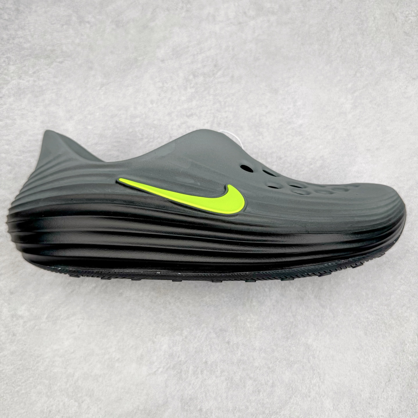 ＃Lw纯原 NK ReactX Rejuven8 简约舒适百搭洞洞鞋 FV5060-003 重金购入原鞋及原档案磨具生产指令开发 唯一正确组合大底 组合侧面Logo 鞋头不过分上翘 后跟Logo 凹凸明显 轮廓分明 LOGO内侧钢印清晰工整 原厂磨具全鞋无多余毛边 同源公司EVA粒子环保塑料 原厂指令配方 无任何异味 弹性卡色均保持原鞋一致 匠心打造 鞋口弧度大小 鞋面色泽质感同步原鞋 LOGO内侧钢印清晰工整 从名字就能看出，这款鞋搭载了React X缓震科技，保证了舒适的脚感和轻盈的穿着体验。设计上，这双鞋采用了近几年非常流行的洞洞鞋风格，但特别之处在于加入了波浪纹路细节，让整个鞋型看起来更有立体感，视觉上也增添了几分现代感。尺码：36 36.5 37.5 38 38.5 39 40 40.5 41 42 42.5 43 44 44.5 45 46.5 47.5 48.5-选品中心