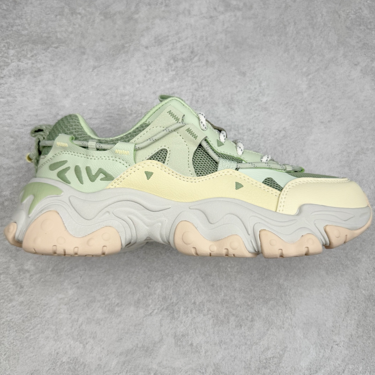 FILA FLUID 5 斐乐猫爪五代百搭低帮复古老爹风潮流休闲运动慢跑鞋 自老爹鞋开始流行于街头 FILA 陆续带回了一些老鞋 同时推出了诸多新鞋型 此番 FILA 为旗下 Ravagement 新增几款配色 将丰富的色彩组合起来 并搭配上繁复的鞋面结构 重新演绎了这双山系老爹鞋 尺码：35 36 36.5 37.5 38 38.5 39 40 40.5 41 42 42.5 43 44 44.5 45-选品中心