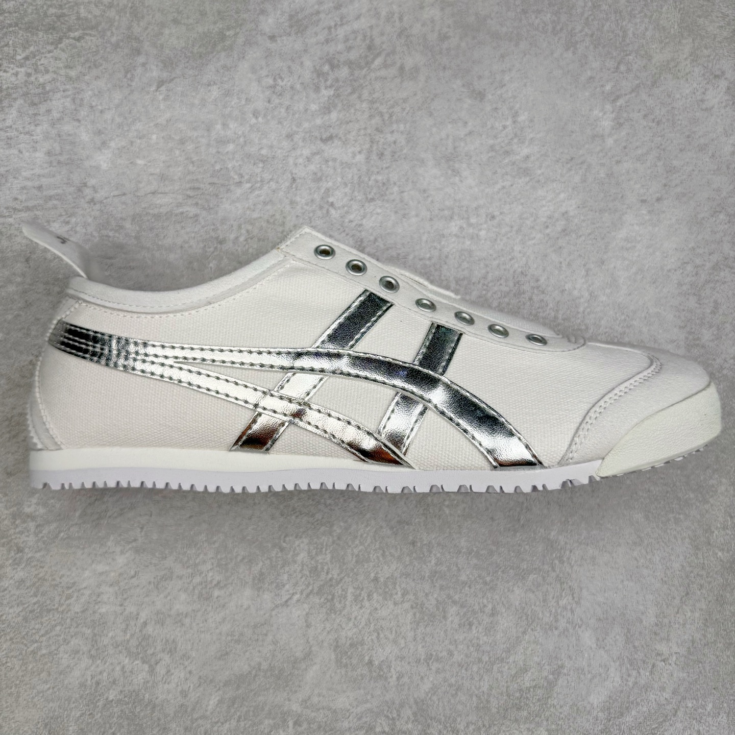 ＃C版 Asics Onitsuka Tiger MEXICO 66 亚瑟士鬼冢虎复古经典板鞋 CNY 龙年限定 白红 市场王者选手 海外订单工厂出品 长期生产补货永不断码 超成熟稳定的做工品控 原装全套纸板楦头开发 原汁原味 完美呈现版型 私模正确鞋底咬花纹路 一比一鞋头弧度高度鞋身弧度 绝不口嗨 细节品控鞋型随意秒杀市面 原档咬花纹路私模大底 一个单元有六个三角形 总体形拼接呈现花瓣状 官方四联吊牌 原装Ortholite轻量化鞋垫 原盒原配 质保卡 说明书 钢印防尘纸 纸板中底带钢印 乳胶组合鞋垫 支持全方位的对比专柜 产品从款式颜色造型上体现出追求舒适和细节的完美 鞋类更是推崇手工制作的严谨与完美 融舒适性与可穿性的设计风格 注重细节的完美和别致魅力 既保持稳重 又不失轻松的时尚感 尺码：36 37 37.5 38 39 39.5 40 40.5 41.5 42 42.5 43.5 44 45-选品中心