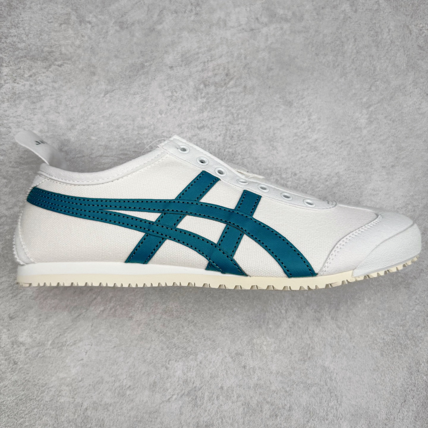 图片[4]-＃C版 Asics Onitsuka Tiger MEXICO 66 亚瑟士鬼冢虎复古经典板鞋 CNY 龙年限定 白红 市场王者选手 海外订单工厂出品 长期生产补货永不断码 超成熟稳定的做工品控 原装全套纸板楦头开发 原汁原味 完美呈现版型 私模正确鞋底咬花纹路 一比一鞋头弧度高度鞋身弧度 绝不口嗨 细节品控鞋型随意秒杀市面 原档咬花纹路私模大底 一个单元有六个三角形 总体形拼接呈现花瓣状 官方四联吊牌 原装Ortholite轻量化鞋垫 原盒原配 质保卡 说明书 钢印防尘纸 纸板中底带钢印 乳胶组合鞋垫 支持全方位的对比专柜 产品从款式颜色造型上体现出追求舒适和细节的完美 鞋类更是推崇手工制作的严谨与完美 融舒适性与可穿性的设计风格 注重细节的完美和别致魅力 既保持稳重 又不失轻松的时尚感 尺码：36 37 37.5 38 39 39.5 40 40.5 41.5 42 42.5 43.5 44 45-选品中心
