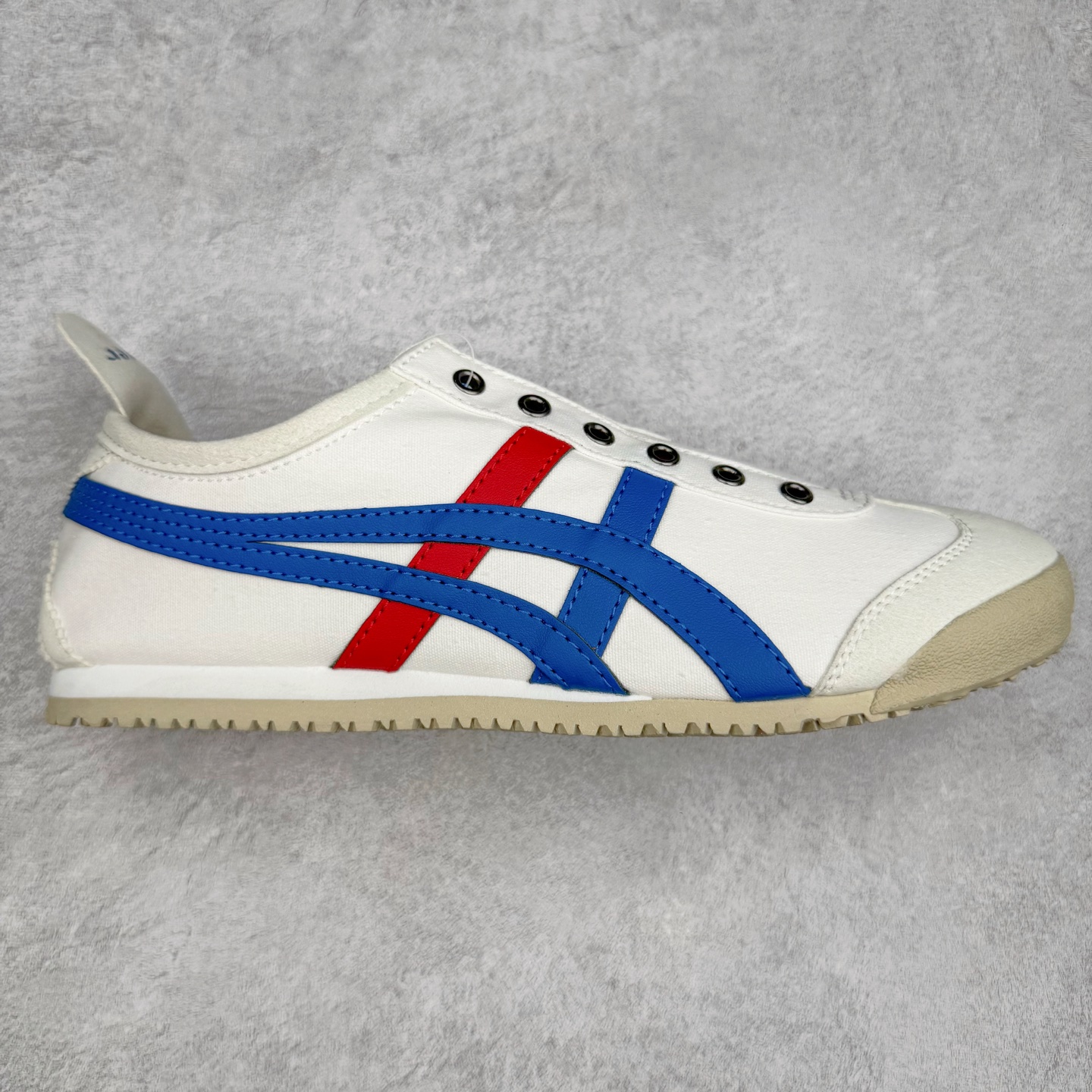 图片[8]-＃C版 Asics Onitsuka Tiger MEXICO 66 亚瑟士鬼冢虎复古经典板鞋 CNY 龙年限定 白红 市场王者选手 海外订单工厂出品 长期生产补货永不断码 超成熟稳定的做工品控 原装全套纸板楦头开发 原汁原味 完美呈现版型 私模正确鞋底咬花纹路 一比一鞋头弧度高度鞋身弧度 绝不口嗨 细节品控鞋型随意秒杀市面 原档咬花纹路私模大底 一个单元有六个三角形 总体形拼接呈现花瓣状 官方四联吊牌 原装Ortholite轻量化鞋垫 原盒原配 质保卡 说明书 钢印防尘纸 纸板中底带钢印 乳胶组合鞋垫 支持全方位的对比专柜 产品从款式颜色造型上体现出追求舒适和细节的完美 鞋类更是推崇手工制作的严谨与完美 融舒适性与可穿性的设计风格 注重细节的完美和别致魅力 既保持稳重 又不失轻松的时尚感 尺码：36 37 37.5 38 39 39.5 40 40.5 41.5 42 42.5 43.5 44 45-选品中心