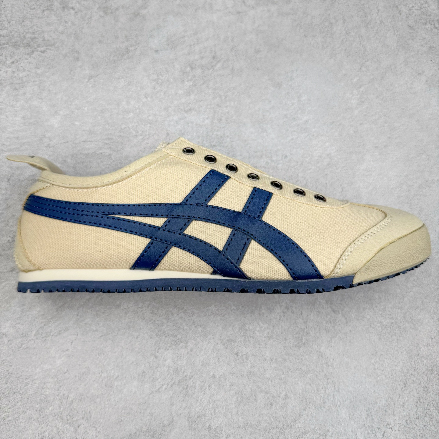 图片[2]-＃C版 Asics Onitsuka Tiger MEXICO 66 亚瑟士鬼冢虎复古经典板鞋 CNY 龙年限定 白红 市场王者选手 海外订单工厂出品 长期生产补货永不断码 超成熟稳定的做工品控 原装全套纸板楦头开发 原汁原味 完美呈现版型 私模正确鞋底咬花纹路 一比一鞋头弧度高度鞋身弧度 绝不口嗨 细节品控鞋型随意秒杀市面 原档咬花纹路私模大底 一个单元有六个三角形 总体形拼接呈现花瓣状 官方四联吊牌 原装Ortholite轻量化鞋垫 原盒原配 质保卡 说明书 钢印防尘纸 纸板中底带钢印 乳胶组合鞋垫 支持全方位的对比专柜 产品从款式颜色造型上体现出追求舒适和细节的完美 鞋类更是推崇手工制作的严谨与完美 融舒适性与可穿性的设计风格 注重细节的完美和别致魅力 既保持稳重 又不失轻松的时尚感 尺码：36 37 37.5 38 39 39.5 40 40.5 41.5 42 42.5 43.5 44 45-选品中心