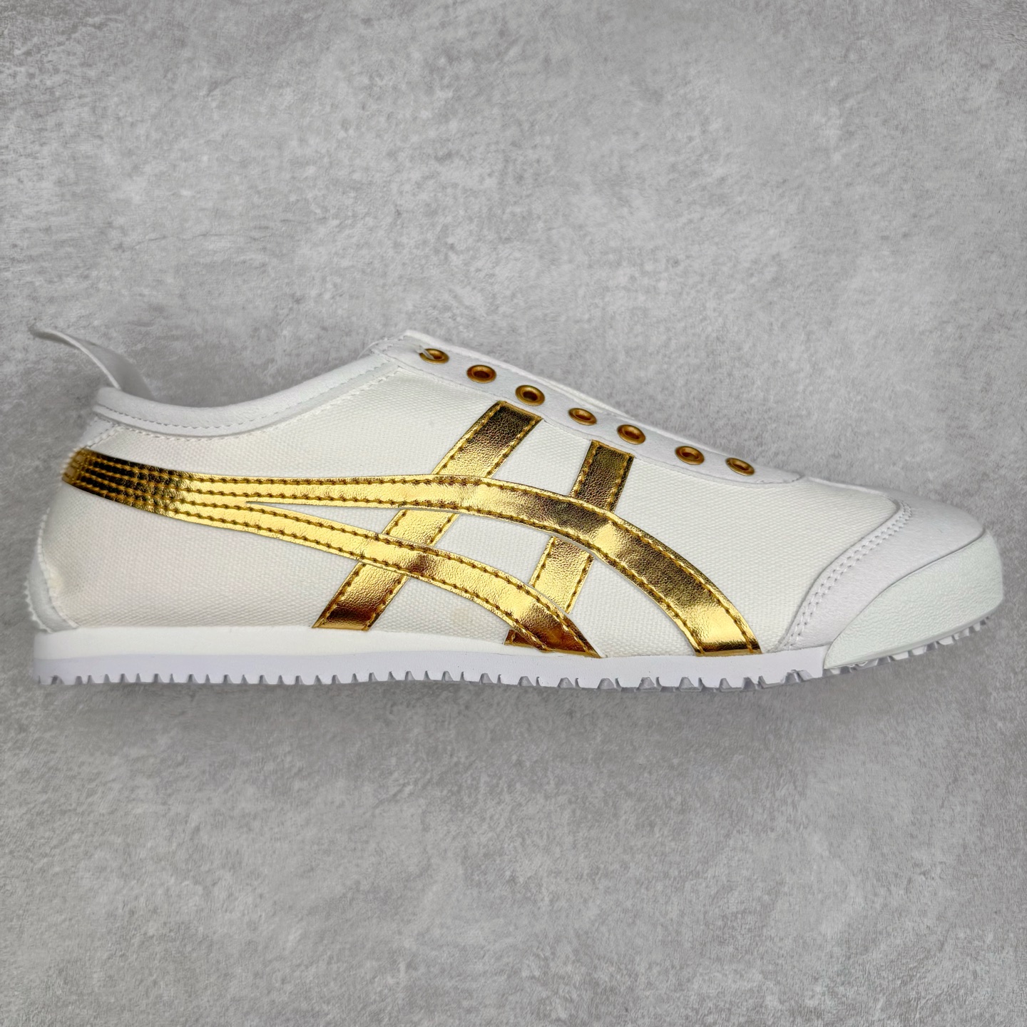 图片[7]-＃C版 Asics Onitsuka Tiger MEXICO 66 亚瑟士鬼冢虎复古经典板鞋 CNY 龙年限定 白红 市场王者选手 海外订单工厂出品 长期生产补货永不断码 超成熟稳定的做工品控 原装全套纸板楦头开发 原汁原味 完美呈现版型 私模正确鞋底咬花纹路 一比一鞋头弧度高度鞋身弧度 绝不口嗨 细节品控鞋型随意秒杀市面 原档咬花纹路私模大底 一个单元有六个三角形 总体形拼接呈现花瓣状 官方四联吊牌 原装Ortholite轻量化鞋垫 原盒原配 质保卡 说明书 钢印防尘纸 纸板中底带钢印 乳胶组合鞋垫 支持全方位的对比专柜 产品从款式颜色造型上体现出追求舒适和细节的完美 鞋类更是推崇手工制作的严谨与完美 融舒适性与可穿性的设计风格 注重细节的完美和别致魅力 既保持稳重 又不失轻松的时尚感 尺码：36 37 37.5 38 39 39.5 40 40.5 41.5 42 42.5 43.5 44 45-选品中心