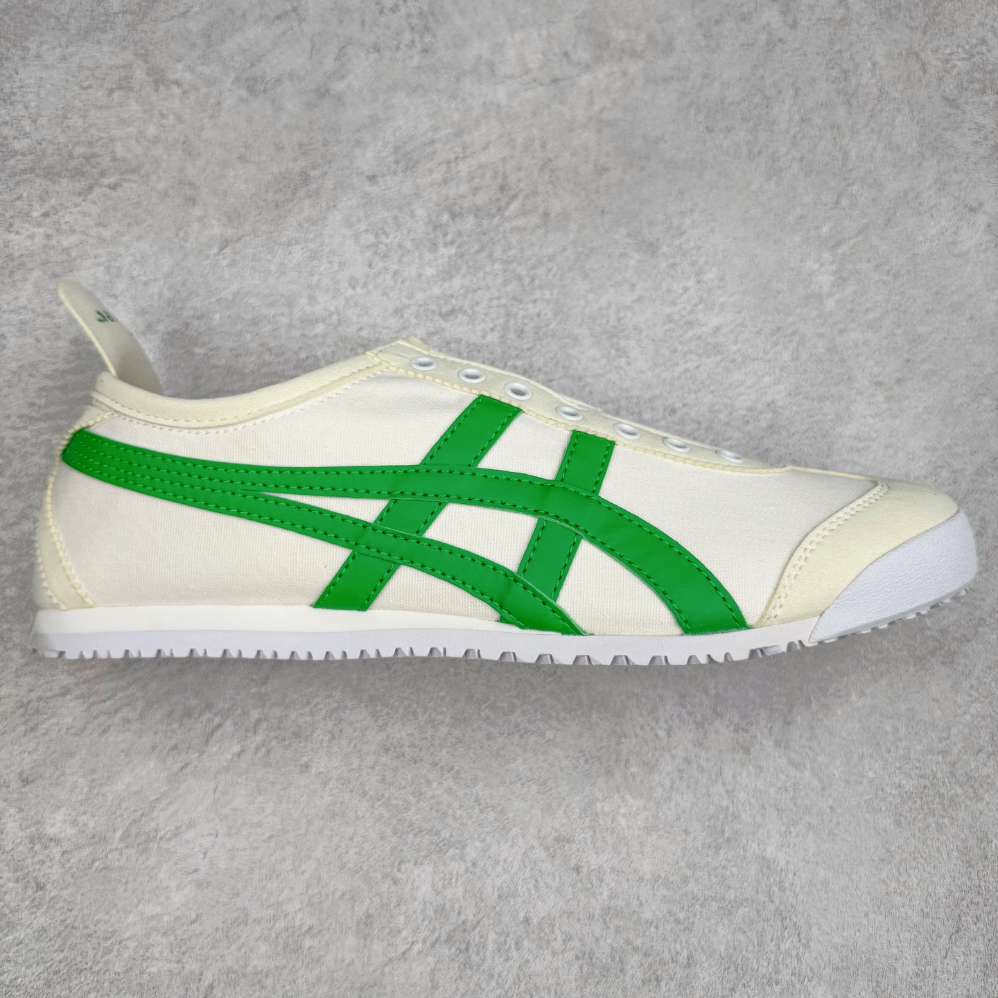 图片[4]-＃C版 Asics Onitsuka Tiger MEXICO 66 亚瑟士鬼冢虎复古经典板鞋 CNY 龙年限定 白红 市场王者选手 海外订单工厂出品 长期生产补货永不断码 超成熟稳定的做工品控 原装全套纸板楦头开发 原汁原味 完美呈现版型 私模正确鞋底咬花纹路 一比一鞋头弧度高度鞋身弧度 绝不口嗨 细节品控鞋型随意秒杀市面 原档咬花纹路私模大底 一个单元有六个三角形 总体形拼接呈现花瓣状 官方四联吊牌 原装Ortholite轻量化鞋垫 原盒原配 质保卡 说明书 钢印防尘纸 纸板中底带钢印 乳胶组合鞋垫 支持全方位的对比专柜 产品从款式颜色造型上体现出追求舒适和细节的完美 鞋类更是推崇手工制作的严谨与完美 融舒适性与可穿性的设计风格 注重细节的完美和别致魅力 既保持稳重 又不失轻松的时尚感 尺码：36 37 37.5 38 39 39.5 40 40.5 41.5 42 42.5 43.5 44 45-选品中心