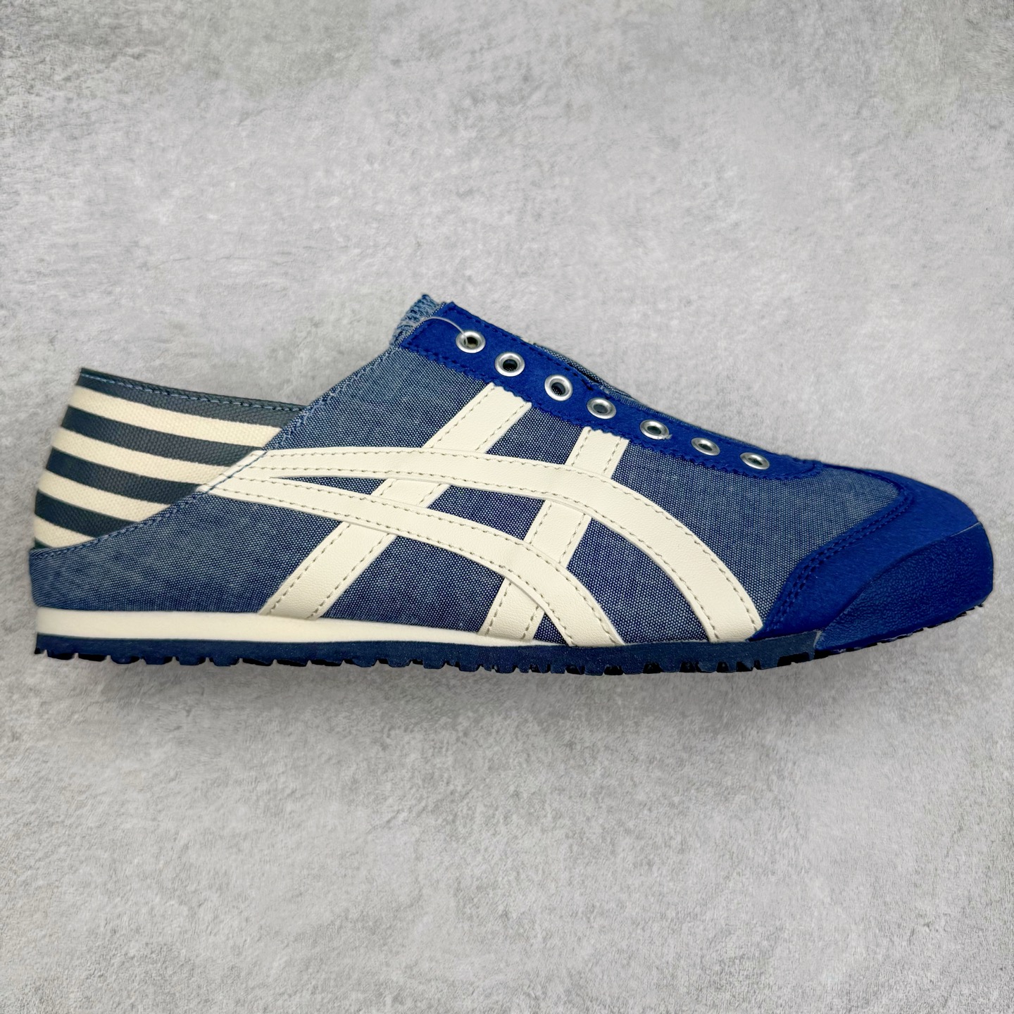图片[5]-＃C版 Asics Onitsuka Tiger MEXICO 66 亚瑟士鬼冢虎复古经典板鞋 CNY 龙年限定 白红 市场王者选手 海外订单工厂出品 长期生产补货永不断码 超成熟稳定的做工品控 原装全套纸板楦头开发 原汁原味 完美呈现版型 私模正确鞋底咬花纹路 一比一鞋头弧度高度鞋身弧度 绝不口嗨 细节品控鞋型随意秒杀市面 原档咬花纹路私模大底 一个单元有六个三角形 总体形拼接呈现花瓣状 官方四联吊牌 原装Ortholite轻量化鞋垫 原盒原配 质保卡 说明书 钢印防尘纸 纸板中底带钢印 乳胶组合鞋垫 支持全方位的对比专柜 产品从款式颜色造型上体现出追求舒适和细节的完美 鞋类更是推崇手工制作的严谨与完美 融舒适性与可穿性的设计风格 注重细节的完美和别致魅力 既保持稳重 又不失轻松的时尚感 尺码：36 37 37.5 38 39 39.5 40 40.5 41.5 42 42.5 43.5 44 45-选品中心