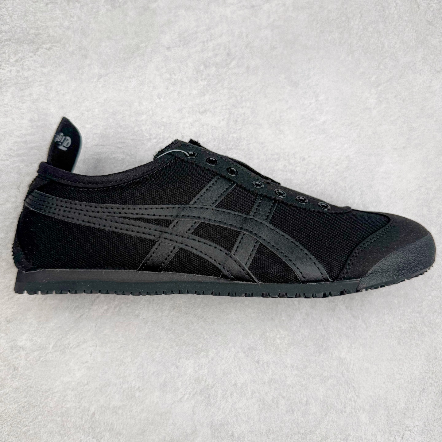图片[8]-＃C版 Asics Onitsuka Tiger MEXICO 66 亚瑟士鬼冢虎复古经典板鞋 CNY 龙年限定 白红 市场王者选手 海外订单工厂出品 长期生产补货永不断码 超成熟稳定的做工品控 原装全套纸板楦头开发 原汁原味 完美呈现版型 私模正确鞋底咬花纹路 一比一鞋头弧度高度鞋身弧度 绝不口嗨 细节品控鞋型随意秒杀市面 原档咬花纹路私模大底 一个单元有六个三角形 总体形拼接呈现花瓣状 官方四联吊牌 原装Ortholite轻量化鞋垫 原盒原配 质保卡 说明书 钢印防尘纸 纸板中底带钢印 乳胶组合鞋垫 支持全方位的对比专柜 产品从款式颜色造型上体现出追求舒适和细节的完美 鞋类更是推崇手工制作的严谨与完美 融舒适性与可穿性的设计风格 注重细节的完美和别致魅力 既保持稳重 又不失轻松的时尚感 尺码：36 37 37.5 38 39 39.5 40 40.5 41.5 42 42.5 43.5 44 45-选品中心