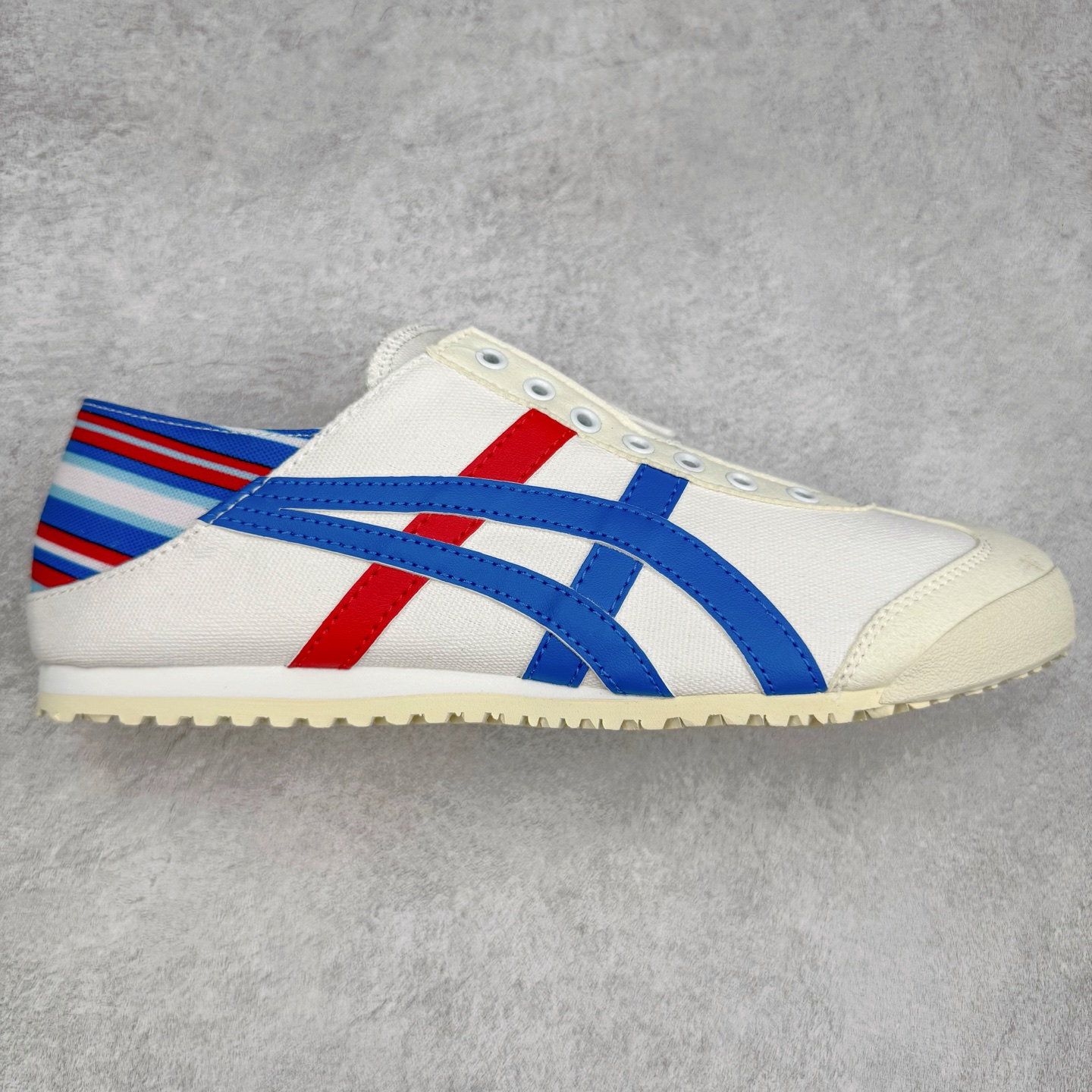 ＃C版 Asics Onitsuka Tiger MEXICO 66 亚瑟士鬼冢虎复古经典板鞋 CNY 龙年限定 白红 市场王者选手 海外订单工厂出品 长期生产补货永不断码 超成熟稳定的做工品控 原装全套纸板楦头开发 原汁原味 完美呈现版型 私模正确鞋底咬花纹路 一比一鞋头弧度高度鞋身弧度 绝不口嗨 细节品控鞋型随意秒杀市面 原档咬花纹路私模大底 一个单元有六个三角形 总体形拼接呈现花瓣状 官方四联吊牌 原装Ortholite轻量化鞋垫 原盒原配 质保卡 说明书 钢印防尘纸 纸板中底带钢印 乳胶组合鞋垫 支持全方位的对比专柜 产品从款式颜色造型上体现出追求舒适和细节的完美 鞋类更是推崇手工制作的严谨与完美 融舒适性与可穿性的设计风格 注重细节的完美和别致魅力 既保持稳重 又不失轻松的时尚感 尺码：36 37 37.5 38 39 39.5 40 40.5 41.5 42 42.5 43.5 44 45-选品中心