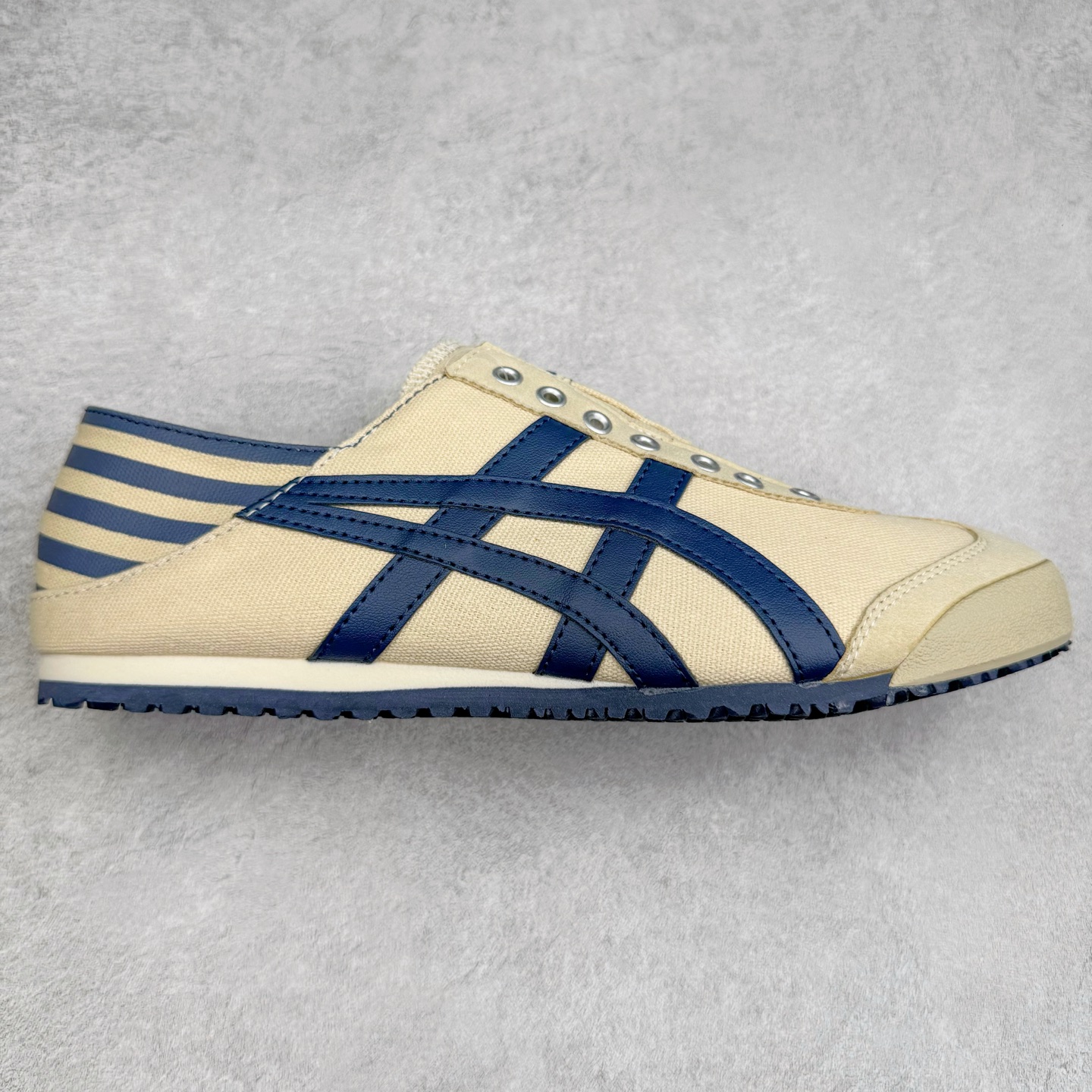 图片[4]-＃C版 Asics Onitsuka Tiger MEXICO 66 亚瑟士鬼冢虎复古经典板鞋 CNY 龙年限定 白红 市场王者选手 海外订单工厂出品 长期生产补货永不断码 超成熟稳定的做工品控 原装全套纸板楦头开发 原汁原味 完美呈现版型 私模正确鞋底咬花纹路 一比一鞋头弧度高度鞋身弧度 绝不口嗨 细节品控鞋型随意秒杀市面 原档咬花纹路私模大底 一个单元有六个三角形 总体形拼接呈现花瓣状 官方四联吊牌 原装Ortholite轻量化鞋垫 原盒原配 质保卡 说明书 钢印防尘纸 纸板中底带钢印 乳胶组合鞋垫 支持全方位的对比专柜 产品从款式颜色造型上体现出追求舒适和细节的完美 鞋类更是推崇手工制作的严谨与完美 融舒适性与可穿性的设计风格 注重细节的完美和别致魅力 既保持稳重 又不失轻松的时尚感 尺码：36 37 37.5 38 39 39.5 40 40.5 41.5 42 42.5 43.5 44 45-选品中心