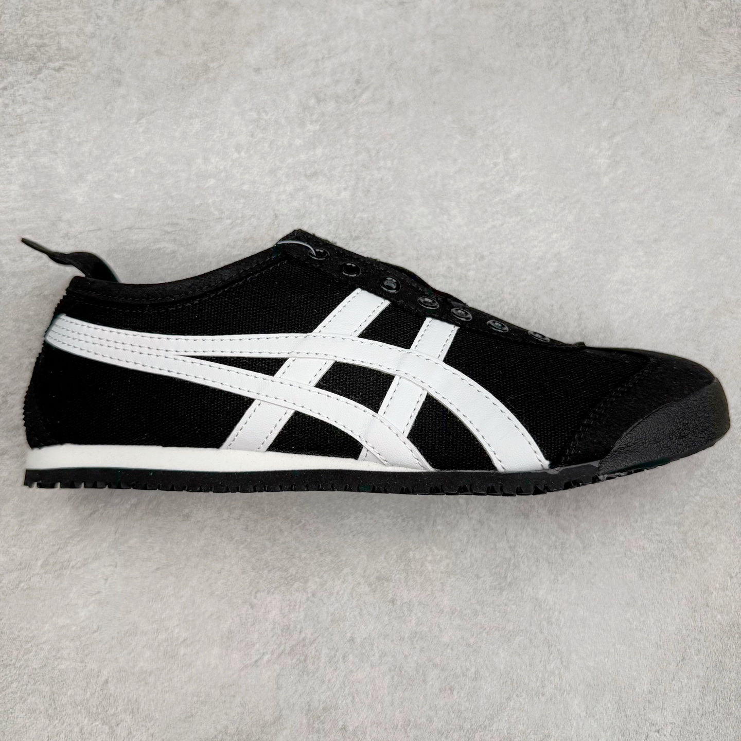 ＃C版 Asics Onitsuka Tiger MEXICO 66 亚瑟士鬼冢虎复古经典板鞋 CNY 龙年限定 白红 市场王者选手 海外订单工厂出品 长期生产补货永不断码 超成熟稳定的做工品控 原装全套纸板楦头开发 原汁原味 完美呈现版型 私模正确鞋底咬花纹路 一比一鞋头弧度高度鞋身弧度 绝不口嗨 细节品控鞋型随意秒杀市面 原档咬花纹路私模大底 一个单元有六个三角形 总体形拼接呈现花瓣状 官方四联吊牌 原装Ortholite轻量化鞋垫 原盒原配 质保卡 说明书 钢印防尘纸 纸板中底带钢印 乳胶组合鞋垫 支持全方位的对比专柜 产品从款式颜色造型上体现出追求舒适和细节的完美 鞋类更是推崇手工制作的严谨与完美 融舒适性与可穿性的设计风格 注重细节的完美和别致魅力 既保持稳重 又不失轻松的时尚感 尺码：36 37 37.5 38 39 39.5 40 40.5 41.5 42 42.5 43.5 44 45-选品中心