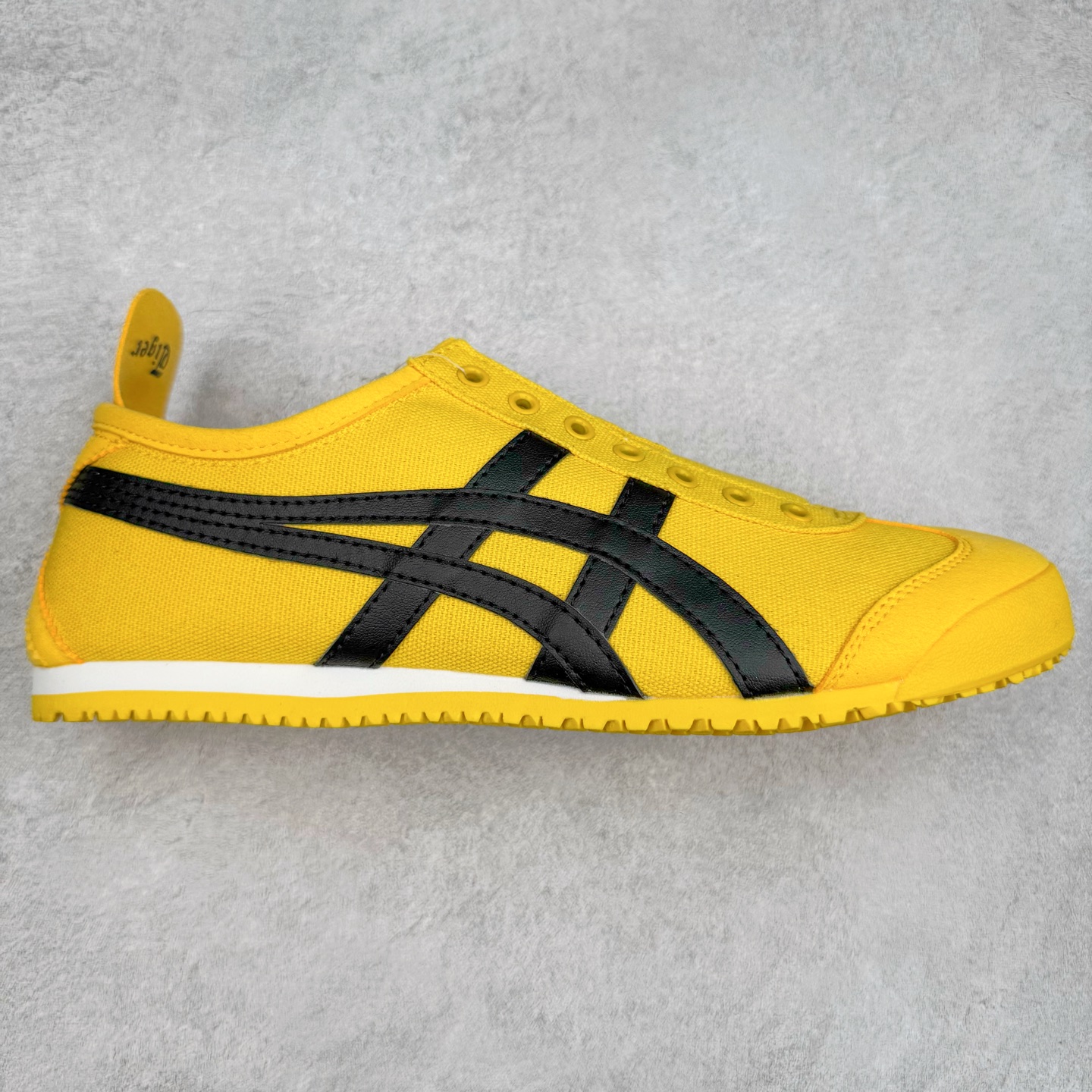 图片[3]-＃C版 Asics Onitsuka Tiger MEXICO 66 亚瑟士鬼冢虎复古经典板鞋 CNY 龙年限定 白红 市场王者选手 海外订单工厂出品 长期生产补货永不断码 超成熟稳定的做工品控 原装全套纸板楦头开发 原汁原味 完美呈现版型 私模正确鞋底咬花纹路 一比一鞋头弧度高度鞋身弧度 绝不口嗨 细节品控鞋型随意秒杀市面 原档咬花纹路私模大底 一个单元有六个三角形 总体形拼接呈现花瓣状 官方四联吊牌 原装Ortholite轻量化鞋垫 原盒原配 质保卡 说明书 钢印防尘纸 纸板中底带钢印 乳胶组合鞋垫 支持全方位的对比专柜 产品从款式颜色造型上体现出追求舒适和细节的完美 鞋类更是推崇手工制作的严谨与完美 融舒适性与可穿性的设计风格 注重细节的完美和别致魅力 既保持稳重 又不失轻松的时尚感 尺码：36 37 37.5 38 39 39.5 40 40.5 41.5 42 42.5 43.5 44 45-选品中心