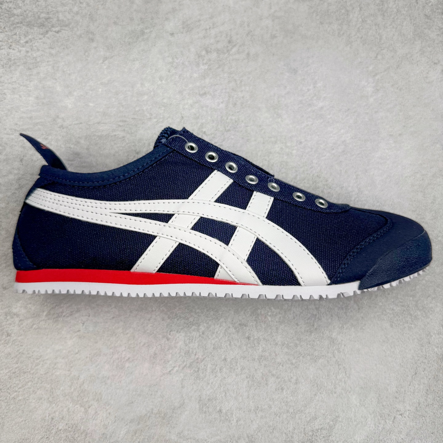 图片[7]-＃C版 Asics Onitsuka Tiger MEXICO 66 亚瑟士鬼冢虎复古经典板鞋 CNY 龙年限定 白红 市场王者选手 海外订单工厂出品 长期生产补货永不断码 超成熟稳定的做工品控 原装全套纸板楦头开发 原汁原味 完美呈现版型 私模正确鞋底咬花纹路 一比一鞋头弧度高度鞋身弧度 绝不口嗨 细节品控鞋型随意秒杀市面 原档咬花纹路私模大底 一个单元有六个三角形 总体形拼接呈现花瓣状 官方四联吊牌 原装Ortholite轻量化鞋垫 原盒原配 质保卡 说明书 钢印防尘纸 纸板中底带钢印 乳胶组合鞋垫 支持全方位的对比专柜 产品从款式颜色造型上体现出追求舒适和细节的完美 鞋类更是推崇手工制作的严谨与完美 融舒适性与可穿性的设计风格 注重细节的完美和别致魅力 既保持稳重 又不失轻松的时尚感 尺码：36 37 37.5 38 39 39.5 40 40.5 41.5 42 42.5 43.5 44 45-选品中心