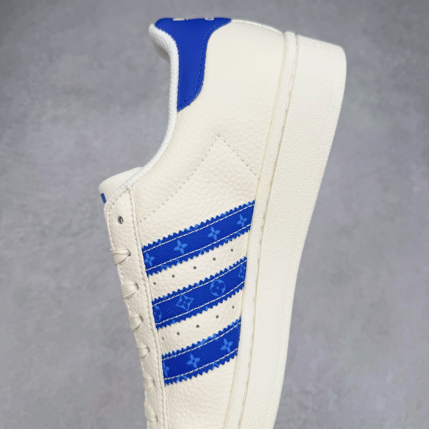 图片[7]-＃C2 AD Originals Superstar 经典复古贝壳头板鞋 AD0006 诞生于1969年 是第一双将全皮面鞋 身与橡胶鞋头结合在一起的低帮篮球鞋 Superstar最开始 是作为高帮篮球鞋Pro Model的低帮版本而出现的 但因为其独特和醒目的橡胶鞋头造型而让大家熟知 被大家形象地称为\\\”shelltoe\\\”贝壳头 在70年代的美国职业篮球场上 接近3/4的NBA球员都将这双Superstar作为场上用鞋 80年代之后 经过不断的改良和发展 Superstar逐渐成为横跨时装、音乐、街头文化、休闲和运动等各大领域的时尚潮鞋 尺码：36 36.5 37 38 38.5 39 40 40.5 41 42 42.5 43 44 44.5 45-选品中心