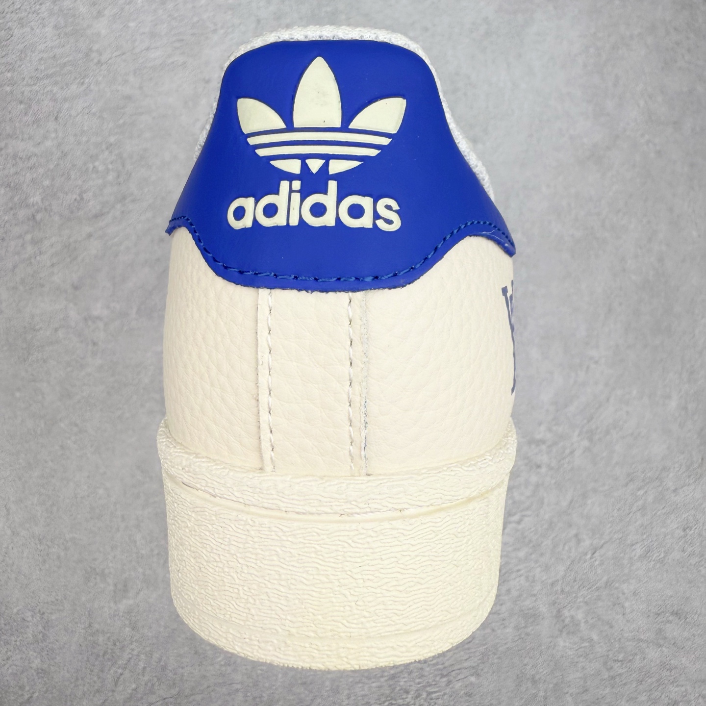 图片[8]-＃C2 AD Originals Superstar 经典复古贝壳头板鞋 AD0006 诞生于1969年 是第一双将全皮面鞋 身与橡胶鞋头结合在一起的低帮篮球鞋 Superstar最开始 是作为高帮篮球鞋Pro Model的低帮版本而出现的 但因为其独特和醒目的橡胶鞋头造型而让大家熟知 被大家形象地称为\\\”shelltoe\\\”贝壳头 在70年代的美国职业篮球场上 接近3/4的NBA球员都将这双Superstar作为场上用鞋 80年代之后 经过不断的改良和发展 Superstar逐渐成为横跨时装、音乐、街头文化、休闲和运动等各大领域的时尚潮鞋 尺码：36 36.5 37 38 38.5 39 40 40.5 41 42 42.5 43 44 44.5 45-选品中心