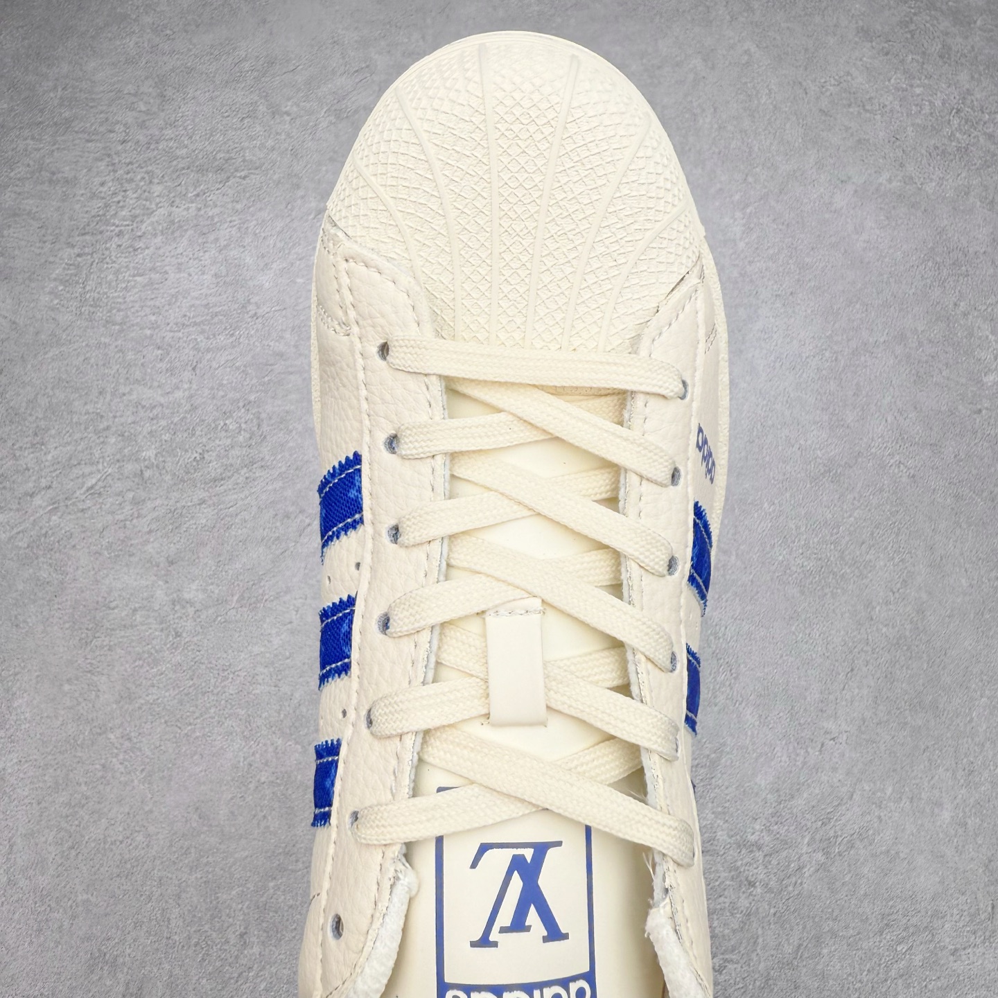 图片[4]-＃C2 AD Originals Superstar 经典复古贝壳头板鞋 AD0006 诞生于1969年 是第一双将全皮面鞋 身与橡胶鞋头结合在一起的低帮篮球鞋 Superstar最开始 是作为高帮篮球鞋Pro Model的低帮版本而出现的 但因为其独特和醒目的橡胶鞋头造型而让大家熟知 被大家形象地称为\\\”shelltoe\\\”贝壳头 在70年代的美国职业篮球场上 接近3/4的NBA球员都将这双Superstar作为场上用鞋 80年代之后 经过不断的改良和发展 Superstar逐渐成为横跨时装、音乐、街头文化、休闲和运动等各大领域的时尚潮鞋 尺码：36 36.5 37 38 38.5 39 40 40.5 41 42 42.5 43 44 44.5 45-选品中心