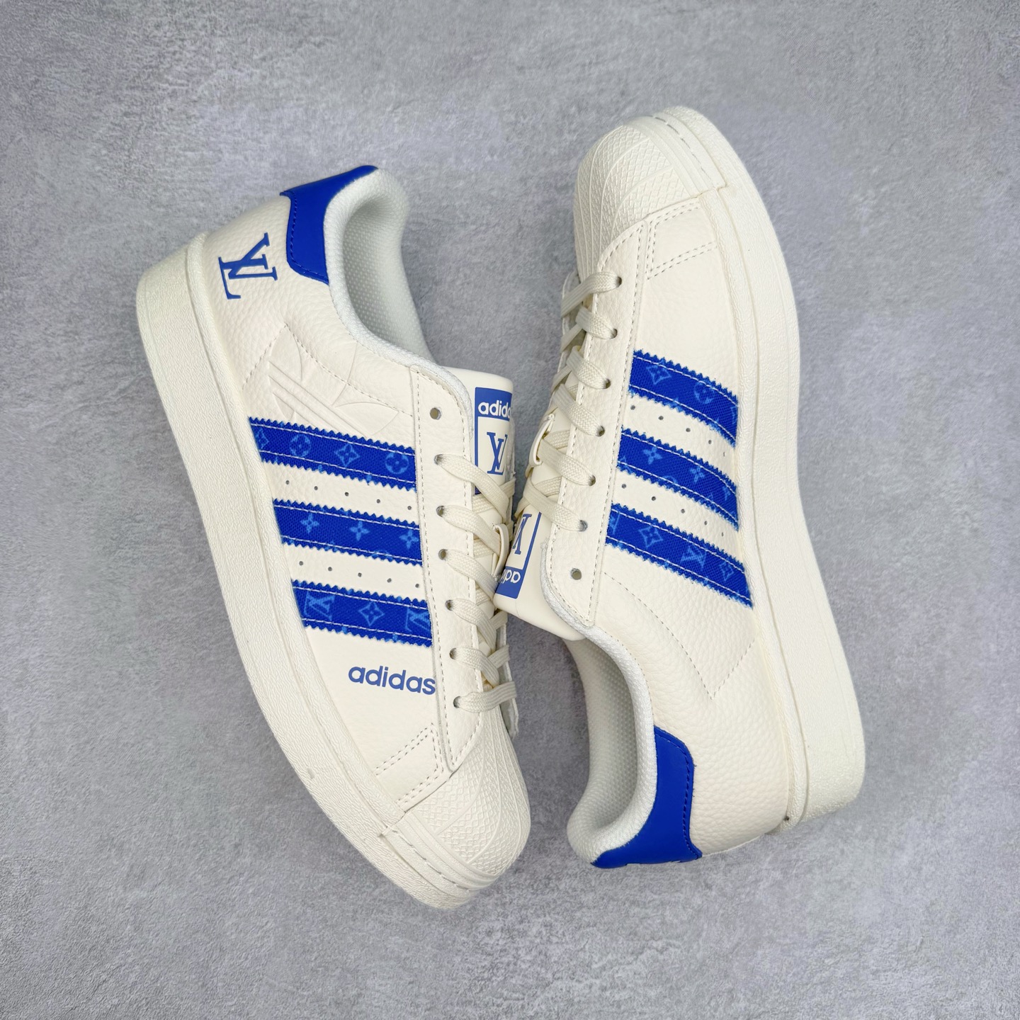 图片[3]-＃C2 AD Originals Superstar 经典复古贝壳头板鞋 AD0006 诞生于1969年 是第一双将全皮面鞋 身与橡胶鞋头结合在一起的低帮篮球鞋 Superstar最开始 是作为高帮篮球鞋Pro Model的低帮版本而出现的 但因为其独特和醒目的橡胶鞋头造型而让大家熟知 被大家形象地称为\\\”shelltoe\\\”贝壳头 在70年代的美国职业篮球场上 接近3/4的NBA球员都将这双Superstar作为场上用鞋 80年代之后 经过不断的改良和发展 Superstar逐渐成为横跨时装、音乐、街头文化、休闲和运动等各大领域的时尚潮鞋 尺码：36 36.5 37 38 38.5 39 40 40.5 41 42 42.5 43 44 44.5 45-选品中心