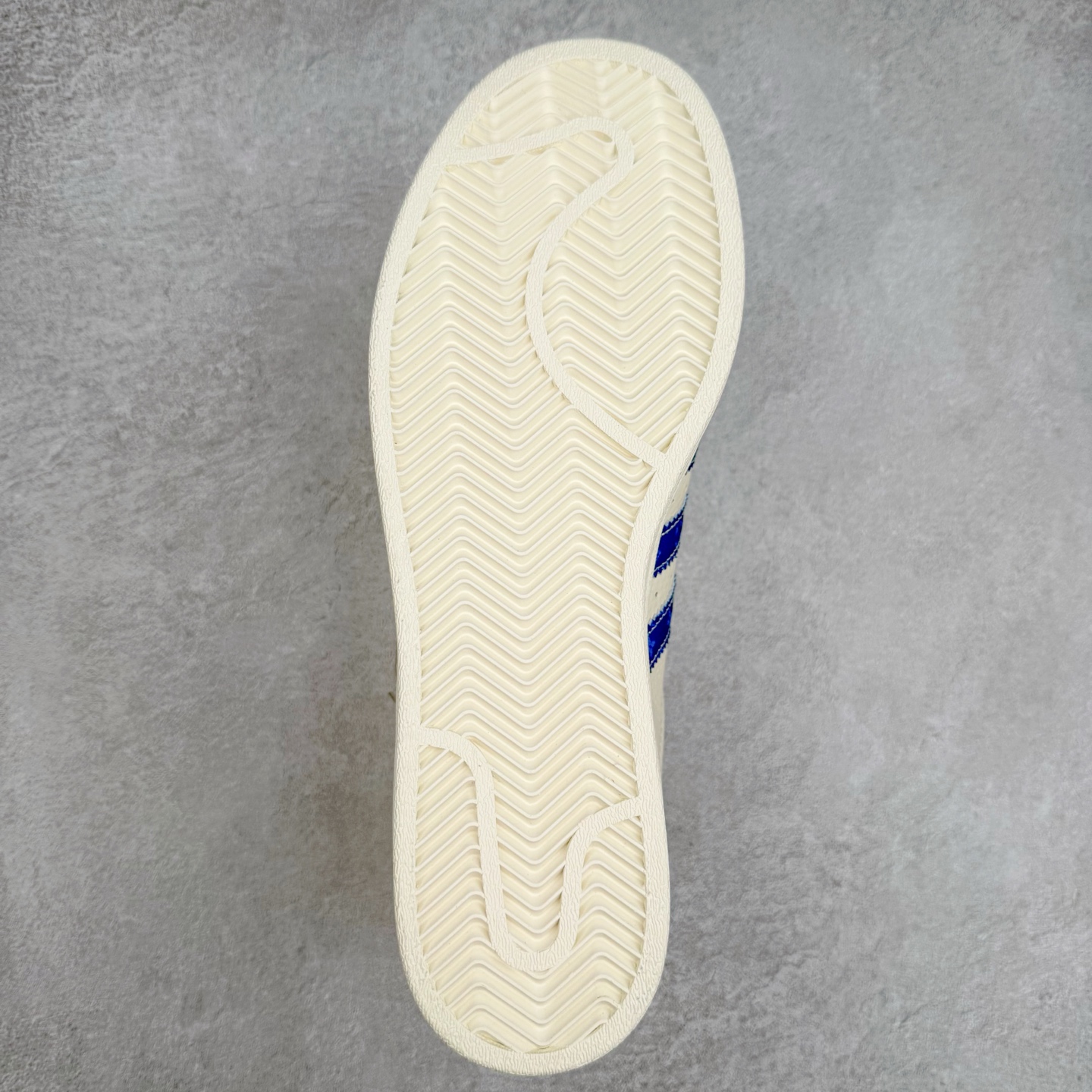 图片[9]-＃C2 AD Originals Superstar 经典复古贝壳头板鞋 AD0006 诞生于1969年 是第一双将全皮面鞋 身与橡胶鞋头结合在一起的低帮篮球鞋 Superstar最开始 是作为高帮篮球鞋Pro Model的低帮版本而出现的 但因为其独特和醒目的橡胶鞋头造型而让大家熟知 被大家形象地称为\\\”shelltoe\\\”贝壳头 在70年代的美国职业篮球场上 接近3/4的NBA球员都将这双Superstar作为场上用鞋 80年代之后 经过不断的改良和发展 Superstar逐渐成为横跨时装、音乐、街头文化、休闲和运动等各大领域的时尚潮鞋 尺码：36 36.5 37 38 38.5 39 40 40.5 41 42 42.5 43 44 44.5 45-选品中心