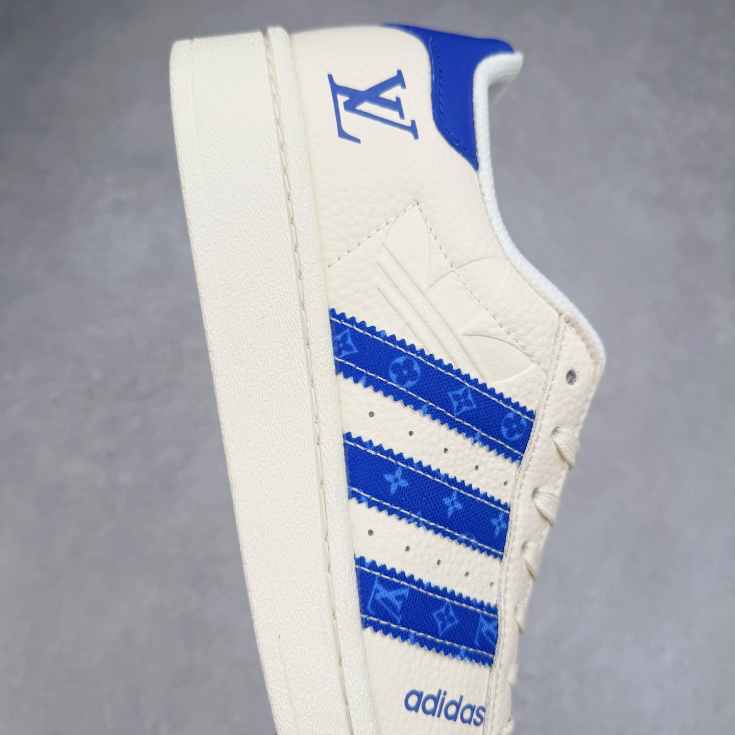 图片[6]-＃C2 AD Originals Superstar 经典复古贝壳头板鞋 AD0006 诞生于1969年 是第一双将全皮面鞋 身与橡胶鞋头结合在一起的低帮篮球鞋 Superstar最开始 是作为高帮篮球鞋Pro Model的低帮版本而出现的 但因为其独特和醒目的橡胶鞋头造型而让大家熟知 被大家形象地称为\\\”shelltoe\\\”贝壳头 在70年代的美国职业篮球场上 接近3/4的NBA球员都将这双Superstar作为场上用鞋 80年代之后 经过不断的改良和发展 Superstar逐渐成为横跨时装、音乐、街头文化、休闲和运动等各大领域的时尚潮鞋 尺码：36 36.5 37 38 38.5 39 40 40.5 41 42 42.5 43 44 44.5 45-选品中心