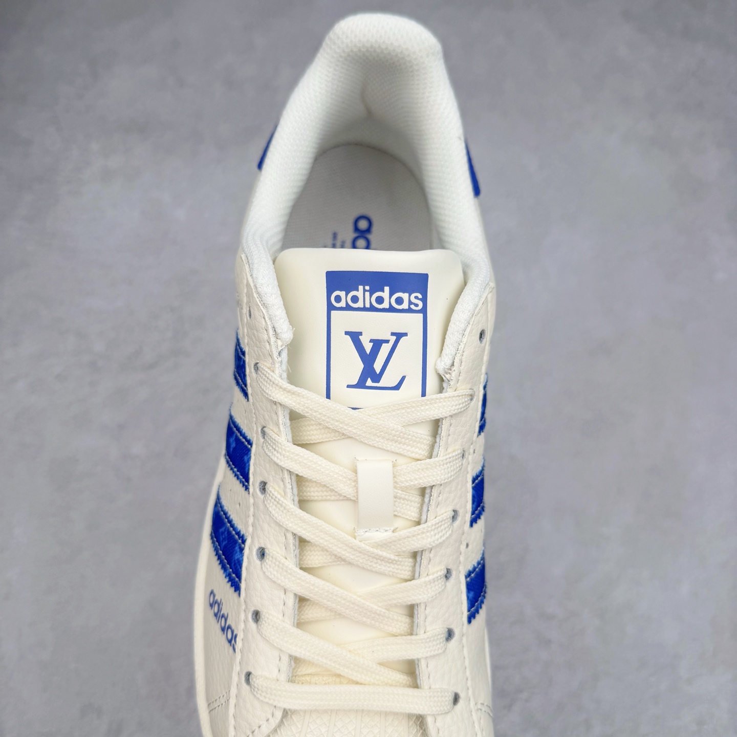 图片[5]-＃C2 AD Originals Superstar 经典复古贝壳头板鞋 AD0006 诞生于1969年 是第一双将全皮面鞋 身与橡胶鞋头结合在一起的低帮篮球鞋 Superstar最开始 是作为高帮篮球鞋Pro Model的低帮版本而出现的 但因为其独特和醒目的橡胶鞋头造型而让大家熟知 被大家形象地称为\\\”shelltoe\\\”贝壳头 在70年代的美国职业篮球场上 接近3/4的NBA球员都将这双Superstar作为场上用鞋 80年代之后 经过不断的改良和发展 Superstar逐渐成为横跨时装、音乐、街头文化、休闲和运动等各大领域的时尚潮鞋 尺码：36 36.5 37 38 38.5 39 40 40.5 41 42 42.5 43 44 44.5 45-选品中心