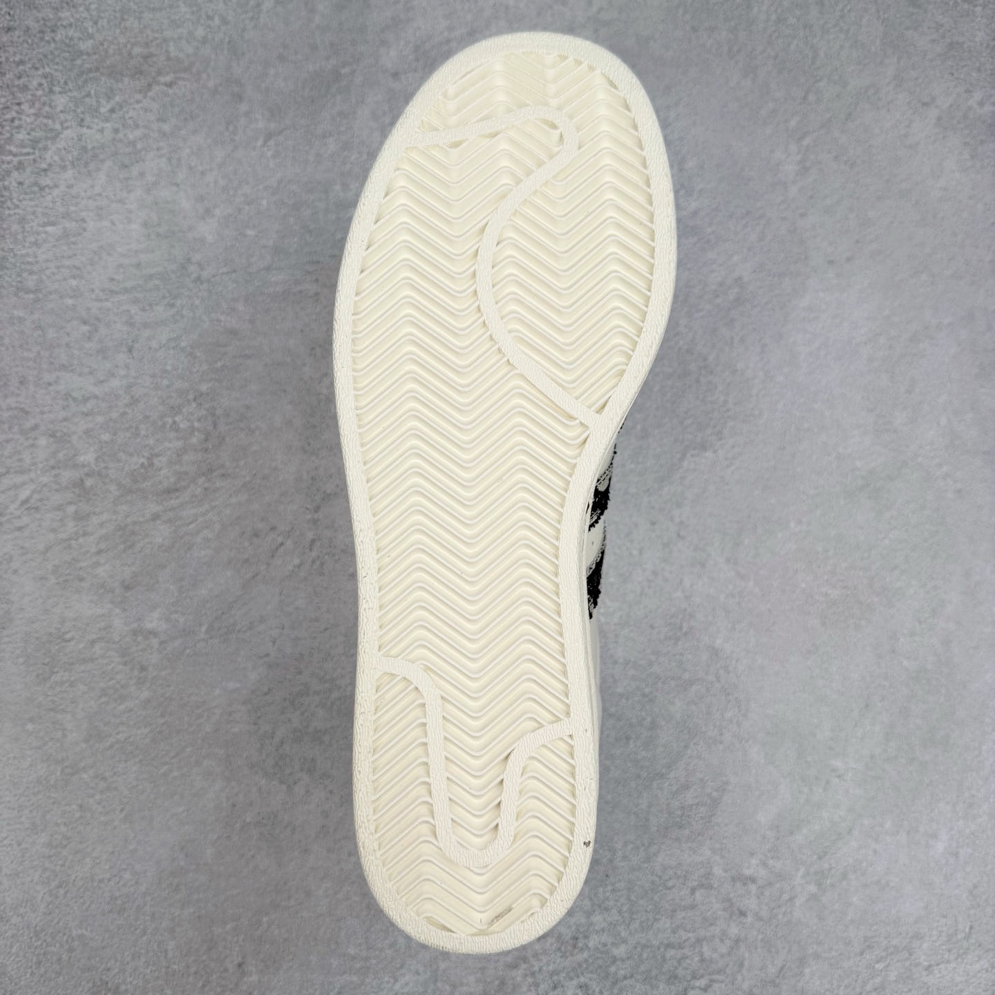 图片[9]-＃C2 AD Originals Superstar 经典复古贝壳头板鞋 XS0019 诞生于1969年 是第一双将全皮面鞋 身与橡胶鞋头结合在一起的低帮篮球鞋 Superstar最开始 是作为高帮篮球鞋Pro Model的低帮版本而出现的 但因为其独特和醒目的橡胶鞋头造型而让大家熟知 被大家形象地称为\\\”shelltoe\\\”贝壳头 在70年代的美国职业篮球场上 接近3/4的NBA球员都将这双Superstar作为场上用鞋 80年代之后 经过不断的改良和发展 Superstar逐渐成为横跨时装、音乐、街头文化、休闲和运动等各大领域的时尚潮鞋 尺码：36 36.5 37 38 38.5 39 40 40.5 41 42 42.5 43 44 44.5 45-选品中心