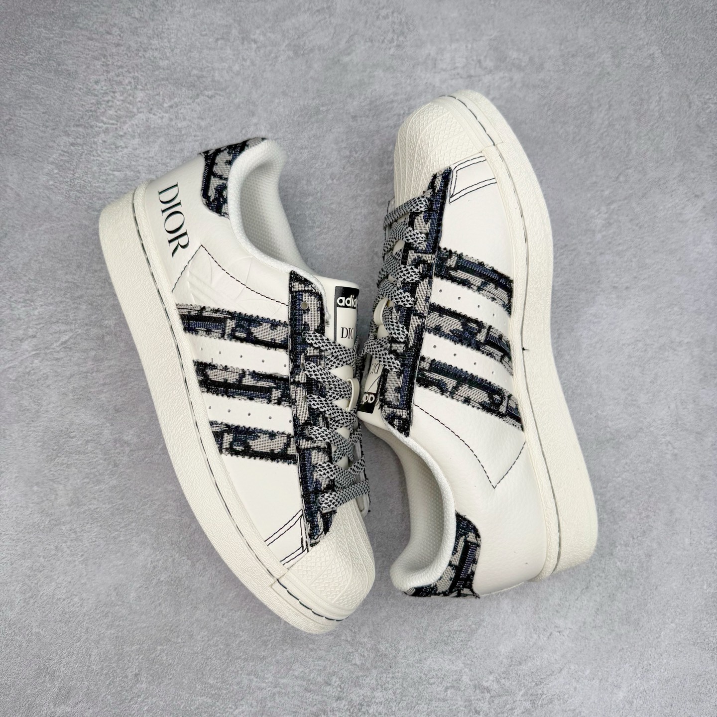 图片[3]-＃C2 AD Originals Superstar 经典复古贝壳头板鞋 XS0019 诞生于1969年 是第一双将全皮面鞋 身与橡胶鞋头结合在一起的低帮篮球鞋 Superstar最开始 是作为高帮篮球鞋Pro Model的低帮版本而出现的 但因为其独特和醒目的橡胶鞋头造型而让大家熟知 被大家形象地称为\\\”shelltoe\\\”贝壳头 在70年代的美国职业篮球场上 接近3/4的NBA球员都将这双Superstar作为场上用鞋 80年代之后 经过不断的改良和发展 Superstar逐渐成为横跨时装、音乐、街头文化、休闲和运动等各大领域的时尚潮鞋 尺码：36 36.5 37 38 38.5 39 40 40.5 41 42 42.5 43 44 44.5 45-选品中心