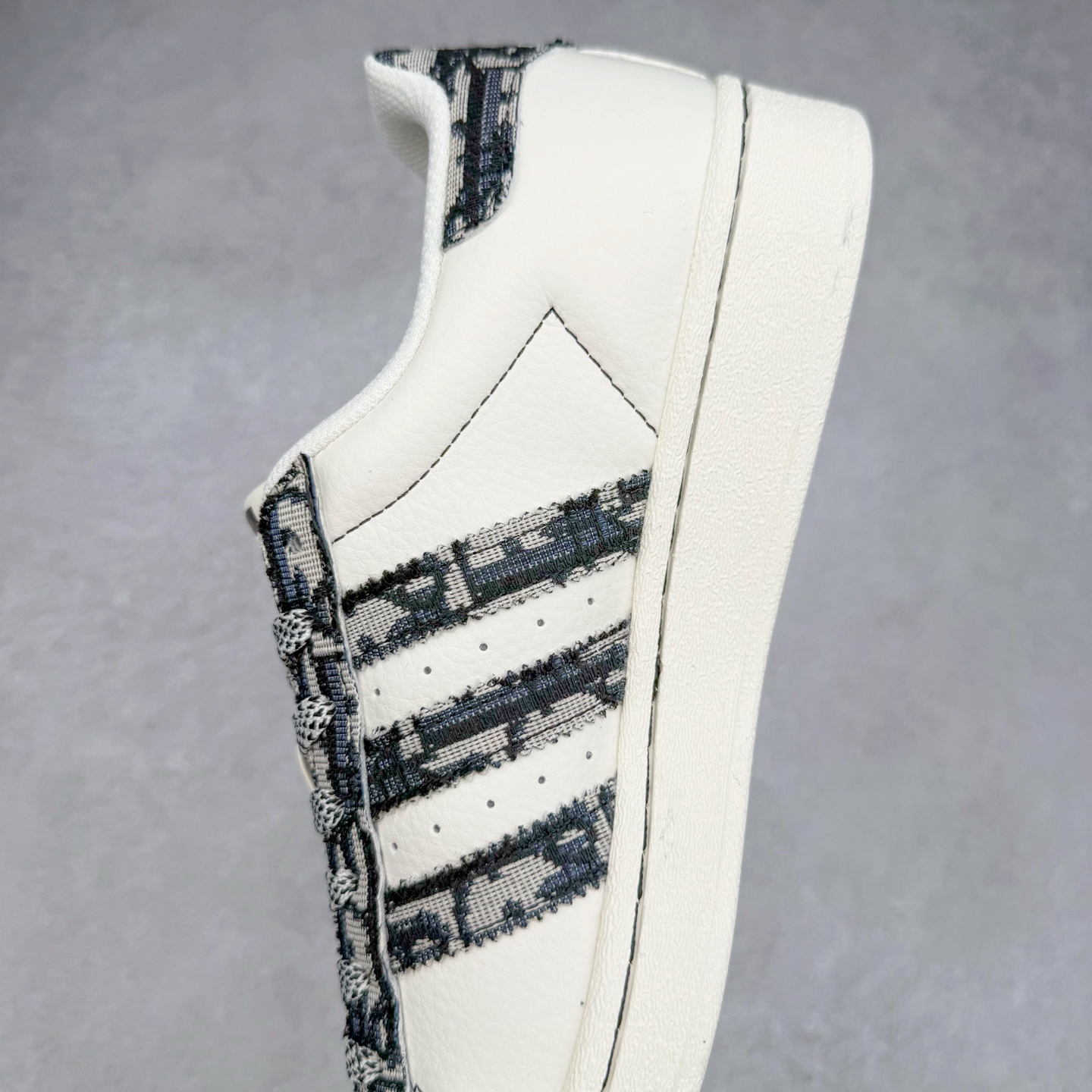 图片[7]-＃C2 AD Originals Superstar 经典复古贝壳头板鞋 XS0019 诞生于1969年 是第一双将全皮面鞋 身与橡胶鞋头结合在一起的低帮篮球鞋 Superstar最开始 是作为高帮篮球鞋Pro Model的低帮版本而出现的 但因为其独特和醒目的橡胶鞋头造型而让大家熟知 被大家形象地称为\\\”shelltoe\\\”贝壳头 在70年代的美国职业篮球场上 接近3/4的NBA球员都将这双Superstar作为场上用鞋 80年代之后 经过不断的改良和发展 Superstar逐渐成为横跨时装、音乐、街头文化、休闲和运动等各大领域的时尚潮鞋 尺码：36 36.5 37 38 38.5 39 40 40.5 41 42 42.5 43 44 44.5 45-选品中心