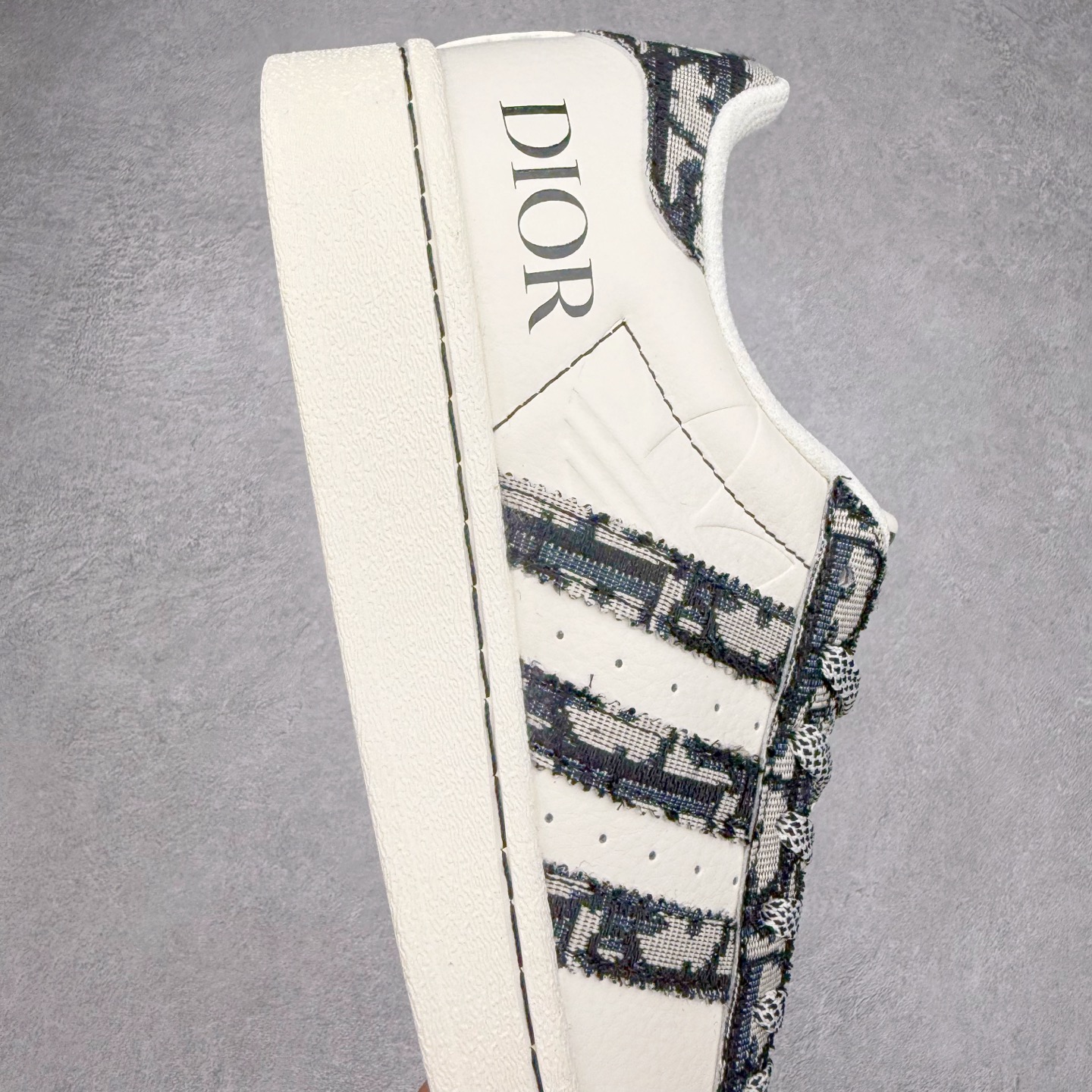 图片[6]-＃C2 AD Originals Superstar 经典复古贝壳头板鞋 XS0019 诞生于1969年 是第一双将全皮面鞋 身与橡胶鞋头结合在一起的低帮篮球鞋 Superstar最开始 是作为高帮篮球鞋Pro Model的低帮版本而出现的 但因为其独特和醒目的橡胶鞋头造型而让大家熟知 被大家形象地称为\\\”shelltoe\\\”贝壳头 在70年代的美国职业篮球场上 接近3/4的NBA球员都将这双Superstar作为场上用鞋 80年代之后 经过不断的改良和发展 Superstar逐渐成为横跨时装、音乐、街头文化、休闲和运动等各大领域的时尚潮鞋 尺码：36 36.5 37 38 38.5 39 40 40.5 41 42 42.5 43 44 44.5 45-选品中心