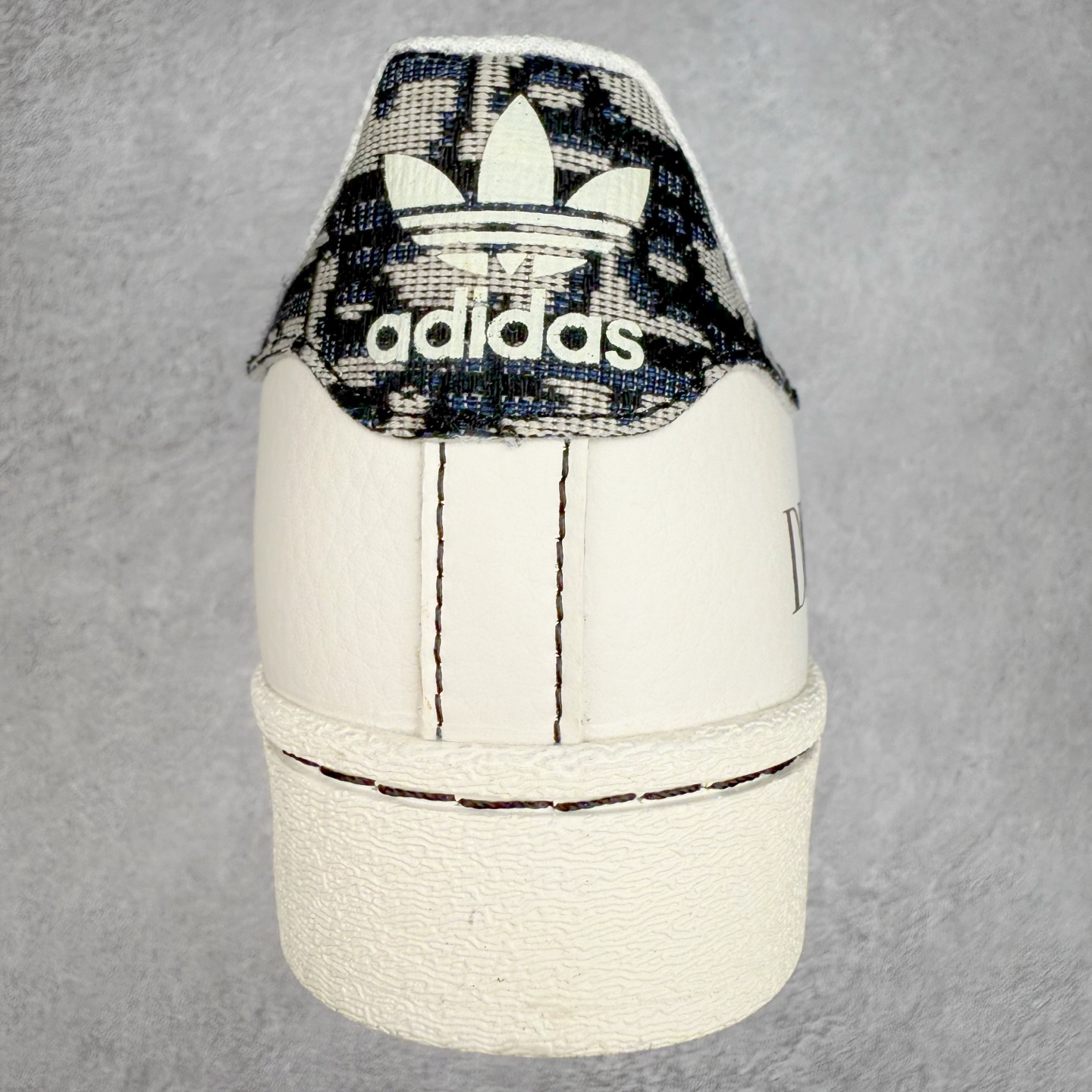 图片[8]-＃C2 AD Originals Superstar 经典复古贝壳头板鞋 XS0019 诞生于1969年 是第一双将全皮面鞋 身与橡胶鞋头结合在一起的低帮篮球鞋 Superstar最开始 是作为高帮篮球鞋Pro Model的低帮版本而出现的 但因为其独特和醒目的橡胶鞋头造型而让大家熟知 被大家形象地称为\\\”shelltoe\\\”贝壳头 在70年代的美国职业篮球场上 接近3/4的NBA球员都将这双Superstar作为场上用鞋 80年代之后 经过不断的改良和发展 Superstar逐渐成为横跨时装、音乐、街头文化、休闲和运动等各大领域的时尚潮鞋 尺码：36 36.5 37 38 38.5 39 40 40.5 41 42 42.5 43 44 44.5 45-选品中心