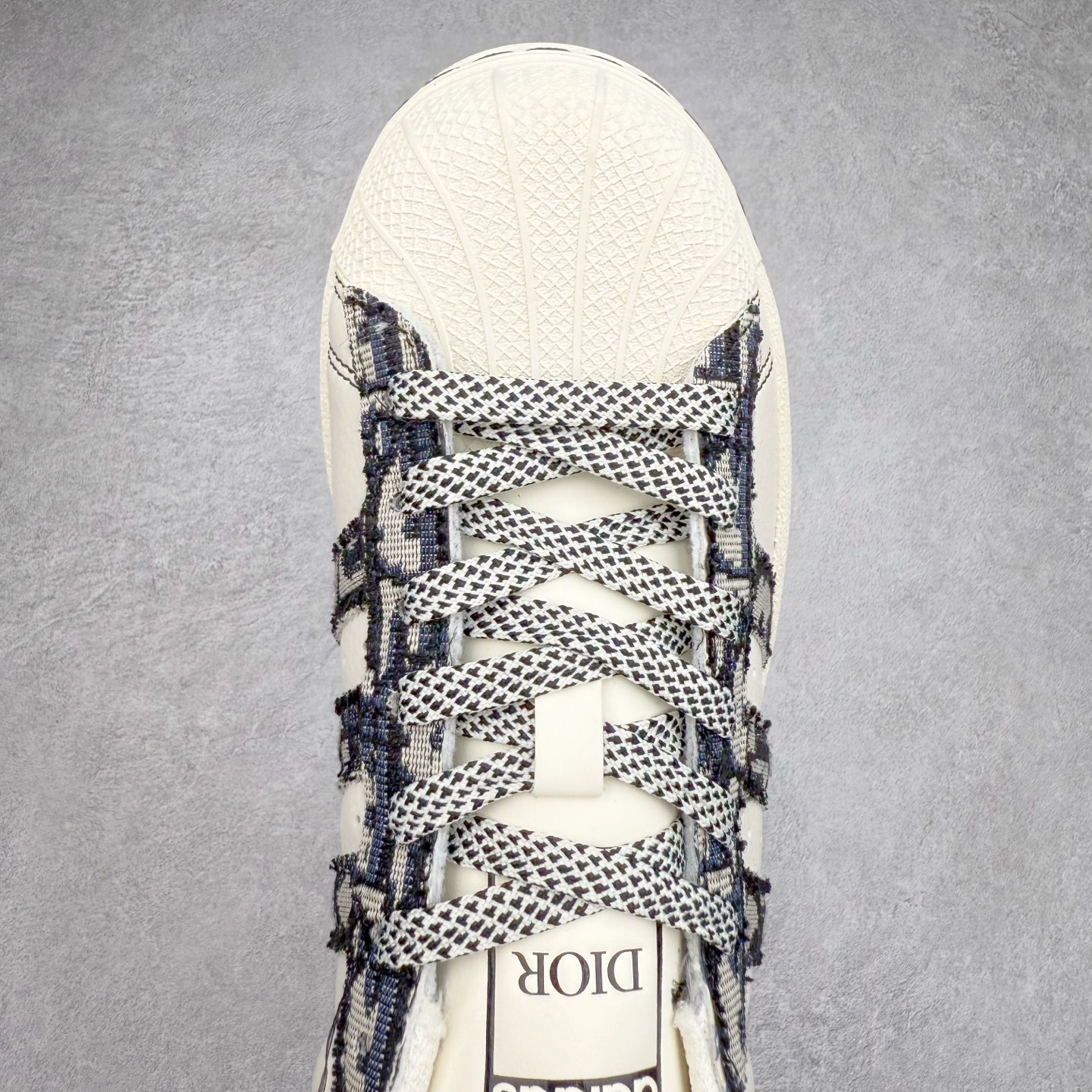 图片[4]-＃C2 AD Originals Superstar 经典复古贝壳头板鞋 XS0019 诞生于1969年 是第一双将全皮面鞋 身与橡胶鞋头结合在一起的低帮篮球鞋 Superstar最开始 是作为高帮篮球鞋Pro Model的低帮版本而出现的 但因为其独特和醒目的橡胶鞋头造型而让大家熟知 被大家形象地称为\\\”shelltoe\\\”贝壳头 在70年代的美国职业篮球场上 接近3/4的NBA球员都将这双Superstar作为场上用鞋 80年代之后 经过不断的改良和发展 Superstar逐渐成为横跨时装、音乐、街头文化、休闲和运动等各大领域的时尚潮鞋 尺码：36 36.5 37 38 38.5 39 40 40.5 41 42 42.5 43 44 44.5 45-选品中心