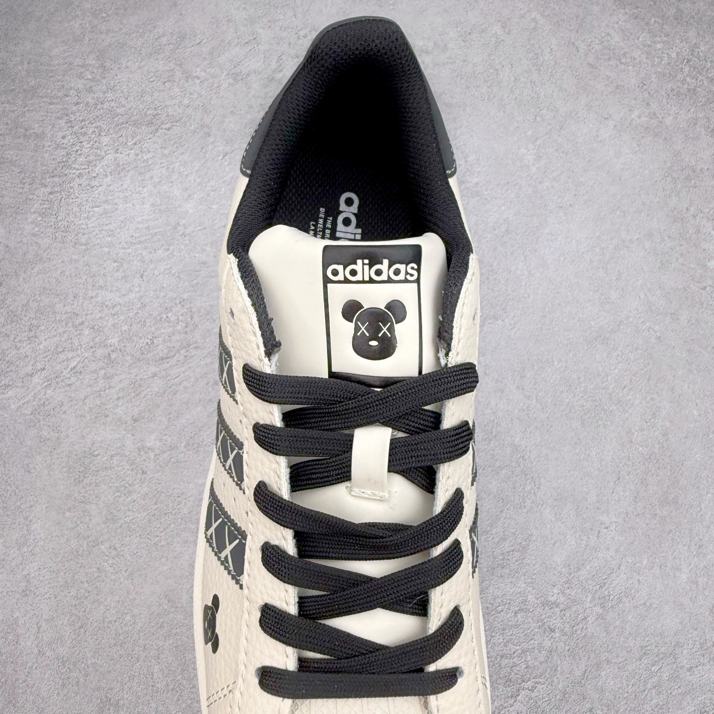 图片[5]-＃C2 AD Originals Superstar 经典复古贝壳头板鞋 XG0008 诞生于1969年 是第一双将全皮面鞋 身与橡胶鞋头结合在一起的低帮篮球鞋 Superstar最开始 是作为高帮篮球鞋Pro Model的低帮版本而出现的 但因为其独特和醒目的橡胶鞋头造型而让大家熟知 被大家形象地称为\\\”shelltoe\\\”贝壳头 在70年代的美国职业篮球场上 接近3/4的NBA球员都将这双Superstar作为场上用鞋 80年代之后 经过不断的改良和发展 Superstar逐渐成为横跨时装、音乐、街头文化、休闲和运动等各大领域的时尚潮鞋 尺码：36 36.5 37 38 38.5 39 40 40.5 41 42 42.5 43 44 44.5 45-选品中心