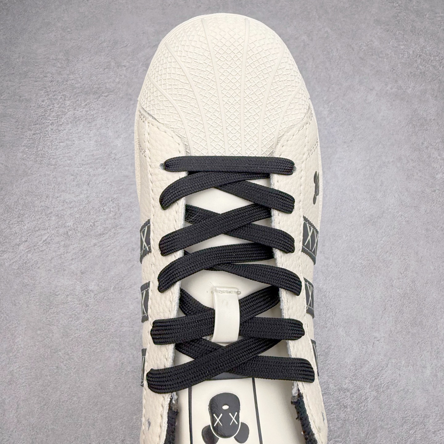 图片[4]-＃C2 AD Originals Superstar 经典复古贝壳头板鞋 XG0008 诞生于1969年 是第一双将全皮面鞋 身与橡胶鞋头结合在一起的低帮篮球鞋 Superstar最开始 是作为高帮篮球鞋Pro Model的低帮版本而出现的 但因为其独特和醒目的橡胶鞋头造型而让大家熟知 被大家形象地称为\\\”shelltoe\\\”贝壳头 在70年代的美国职业篮球场上 接近3/4的NBA球员都将这双Superstar作为场上用鞋 80年代之后 经过不断的改良和发展 Superstar逐渐成为横跨时装、音乐、街头文化、休闲和运动等各大领域的时尚潮鞋 尺码：36 36.5 37 38 38.5 39 40 40.5 41 42 42.5 43 44 44.5 45-选品中心