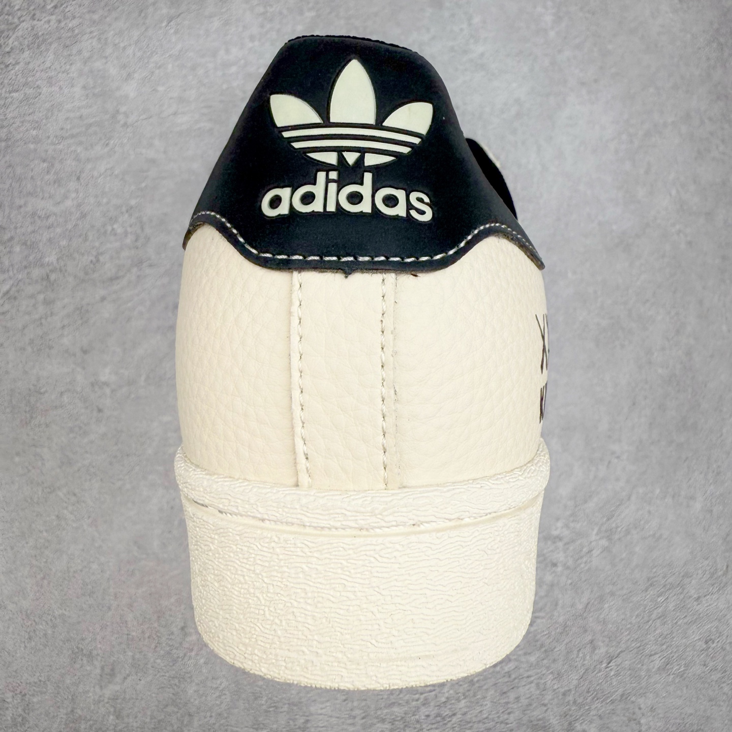 图片[8]-＃C2 AD Originals Superstar 经典复古贝壳头板鞋 XG0008 诞生于1969年 是第一双将全皮面鞋 身与橡胶鞋头结合在一起的低帮篮球鞋 Superstar最开始 是作为高帮篮球鞋Pro Model的低帮版本而出现的 但因为其独特和醒目的橡胶鞋头造型而让大家熟知 被大家形象地称为\\\”shelltoe\\\”贝壳头 在70年代的美国职业篮球场上 接近3/4的NBA球员都将这双Superstar作为场上用鞋 80年代之后 经过不断的改良和发展 Superstar逐渐成为横跨时装、音乐、街头文化、休闲和运动等各大领域的时尚潮鞋 尺码：36 36.5 37 38 38.5 39 40 40.5 41 42 42.5 43 44 44.5 45-选品中心