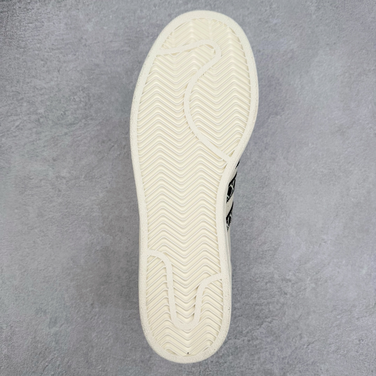 图片[9]-＃C2 AD Originals Superstar 经典复古贝壳头板鞋 XG0008 诞生于1969年 是第一双将全皮面鞋 身与橡胶鞋头结合在一起的低帮篮球鞋 Superstar最开始 是作为高帮篮球鞋Pro Model的低帮版本而出现的 但因为其独特和醒目的橡胶鞋头造型而让大家熟知 被大家形象地称为\\\”shelltoe\\\”贝壳头 在70年代的美国职业篮球场上 接近3/4的NBA球员都将这双Superstar作为场上用鞋 80年代之后 经过不断的改良和发展 Superstar逐渐成为横跨时装、音乐、街头文化、休闲和运动等各大领域的时尚潮鞋 尺码：36 36.5 37 38 38.5 39 40 40.5 41 42 42.5 43 44 44.5 45-选品中心