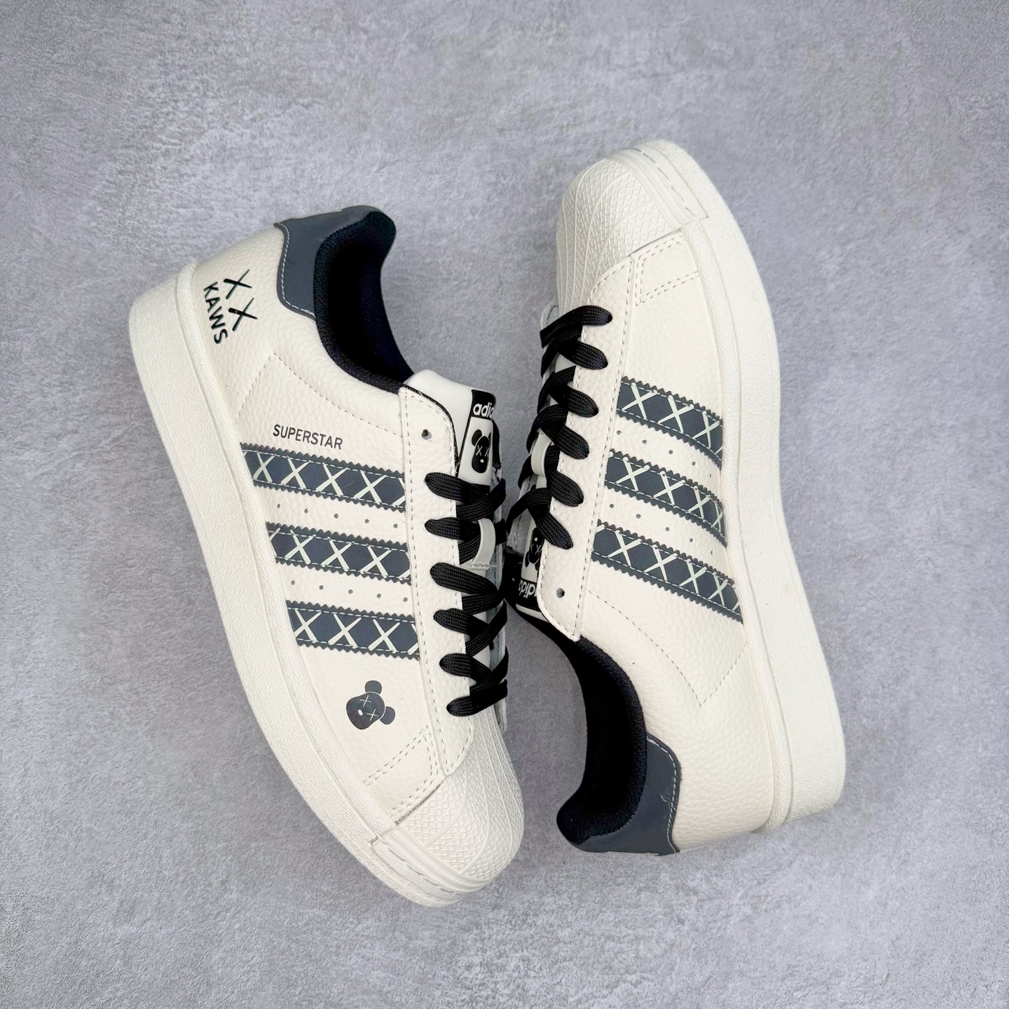 图片[3]-＃C2 AD Originals Superstar 经典复古贝壳头板鞋 XG0008 诞生于1969年 是第一双将全皮面鞋 身与橡胶鞋头结合在一起的低帮篮球鞋 Superstar最开始 是作为高帮篮球鞋Pro Model的低帮版本而出现的 但因为其独特和醒目的橡胶鞋头造型而让大家熟知 被大家形象地称为\\\”shelltoe\\\”贝壳头 在70年代的美国职业篮球场上 接近3/4的NBA球员都将这双Superstar作为场上用鞋 80年代之后 经过不断的改良和发展 Superstar逐渐成为横跨时装、音乐、街头文化、休闲和运动等各大领域的时尚潮鞋 尺码：36 36.5 37 38 38.5 39 40 40.5 41 42 42.5 43 44 44.5 45-选品中心