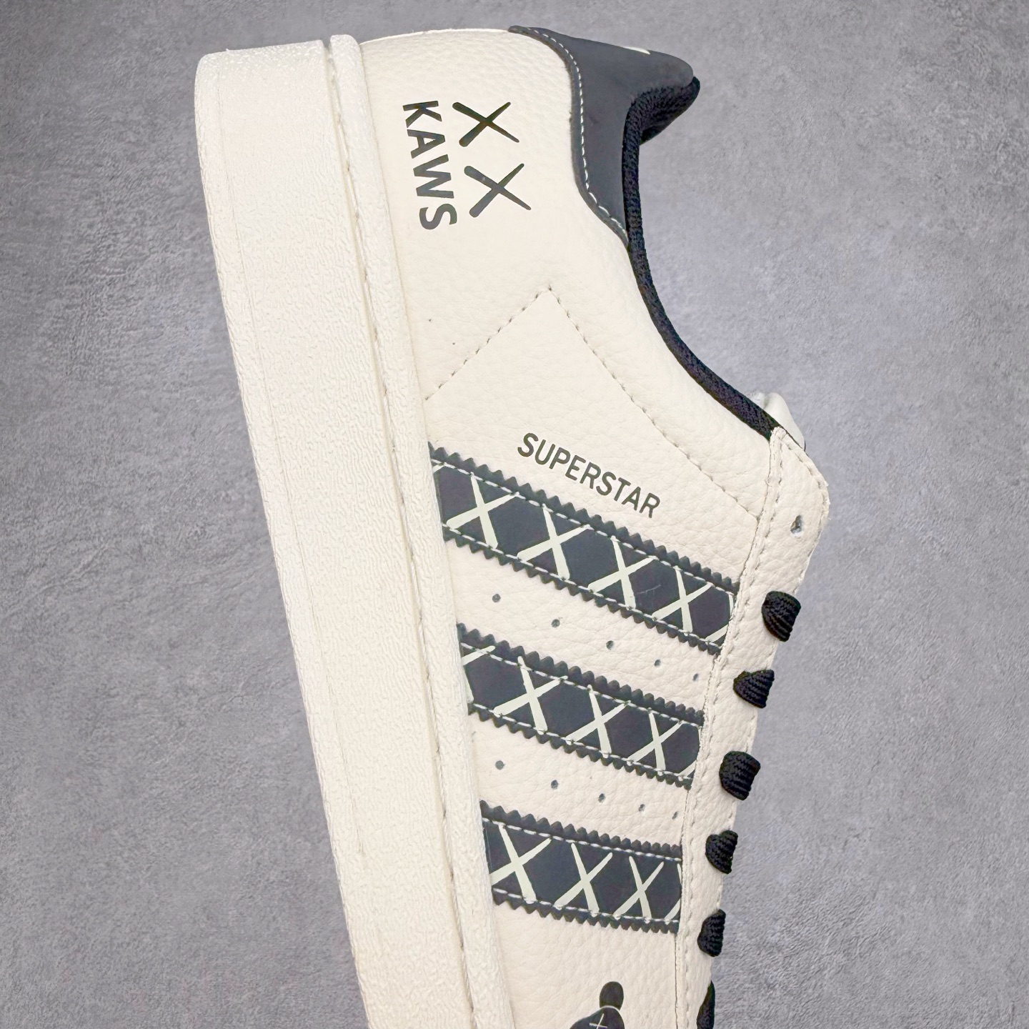 图片[6]-＃C2 AD Originals Superstar 经典复古贝壳头板鞋 XG0008 诞生于1969年 是第一双将全皮面鞋 身与橡胶鞋头结合在一起的低帮篮球鞋 Superstar最开始 是作为高帮篮球鞋Pro Model的低帮版本而出现的 但因为其独特和醒目的橡胶鞋头造型而让大家熟知 被大家形象地称为\\\”shelltoe\\\”贝壳头 在70年代的美国职业篮球场上 接近3/4的NBA球员都将这双Superstar作为场上用鞋 80年代之后 经过不断的改良和发展 Superstar逐渐成为横跨时装、音乐、街头文化、休闲和运动等各大领域的时尚潮鞋 尺码：36 36.5 37 38 38.5 39 40 40.5 41 42 42.5 43 44 44.5 45-选品中心