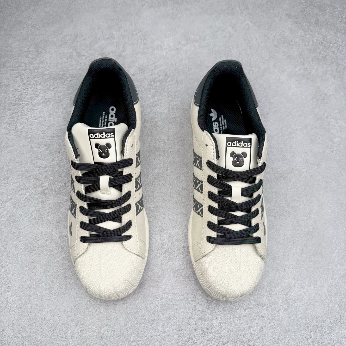 图片[2]-＃C2 AD Originals Superstar 经典复古贝壳头板鞋 XG0008 诞生于1969年 是第一双将全皮面鞋 身与橡胶鞋头结合在一起的低帮篮球鞋 Superstar最开始 是作为高帮篮球鞋Pro Model的低帮版本而出现的 但因为其独特和醒目的橡胶鞋头造型而让大家熟知 被大家形象地称为\\\”shelltoe\\\”贝壳头 在70年代的美国职业篮球场上 接近3/4的NBA球员都将这双Superstar作为场上用鞋 80年代之后 经过不断的改良和发展 Superstar逐渐成为横跨时装、音乐、街头文化、休闲和运动等各大领域的时尚潮鞋 尺码：36 36.5 37 38 38.5 39 40 40.5 41 42 42.5 43 44 44.5 45-选品中心