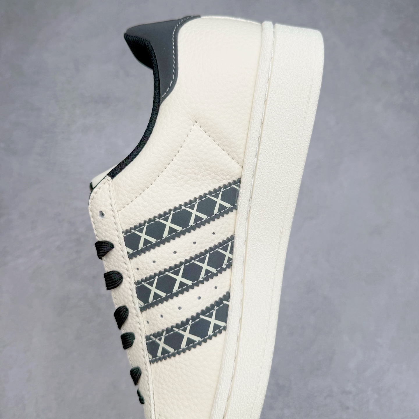 图片[7]-＃C2 AD Originals Superstar 经典复古贝壳头板鞋 XG0008 诞生于1969年 是第一双将全皮面鞋 身与橡胶鞋头结合在一起的低帮篮球鞋 Superstar最开始 是作为高帮篮球鞋Pro Model的低帮版本而出现的 但因为其独特和醒目的橡胶鞋头造型而让大家熟知 被大家形象地称为\\\”shelltoe\\\”贝壳头 在70年代的美国职业篮球场上 接近3/4的NBA球员都将这双Superstar作为场上用鞋 80年代之后 经过不断的改良和发展 Superstar逐渐成为横跨时装、音乐、街头文化、休闲和运动等各大领域的时尚潮鞋 尺码：36 36.5 37 38 38.5 39 40 40.5 41 42 42.5 43 44 44.5 45-选品中心