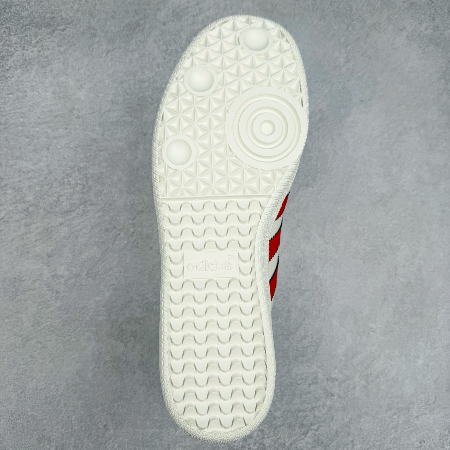 图片[9]-＃C2 AD Original Samba OG 复古经典轻便板鞋 定制配色 GJ75811 这款桑巴鞋展示了高质量的工艺 带有装饰的超锁缝制和无缝的手感 柔软、柔软的皮革造型和标志性的3条纹完成了精致的外观 正规合身鞋带 鞋面上有绒面鞋垫 橡胶鞋底 享受正畸套筒软感 自50年代首次亮相以来就一直在赢得粉丝的青睐 尺码：36 36.5 37.5 38 38.5 39 40 40.5 41 42 42.5 43 44 44.5 45-选品中心