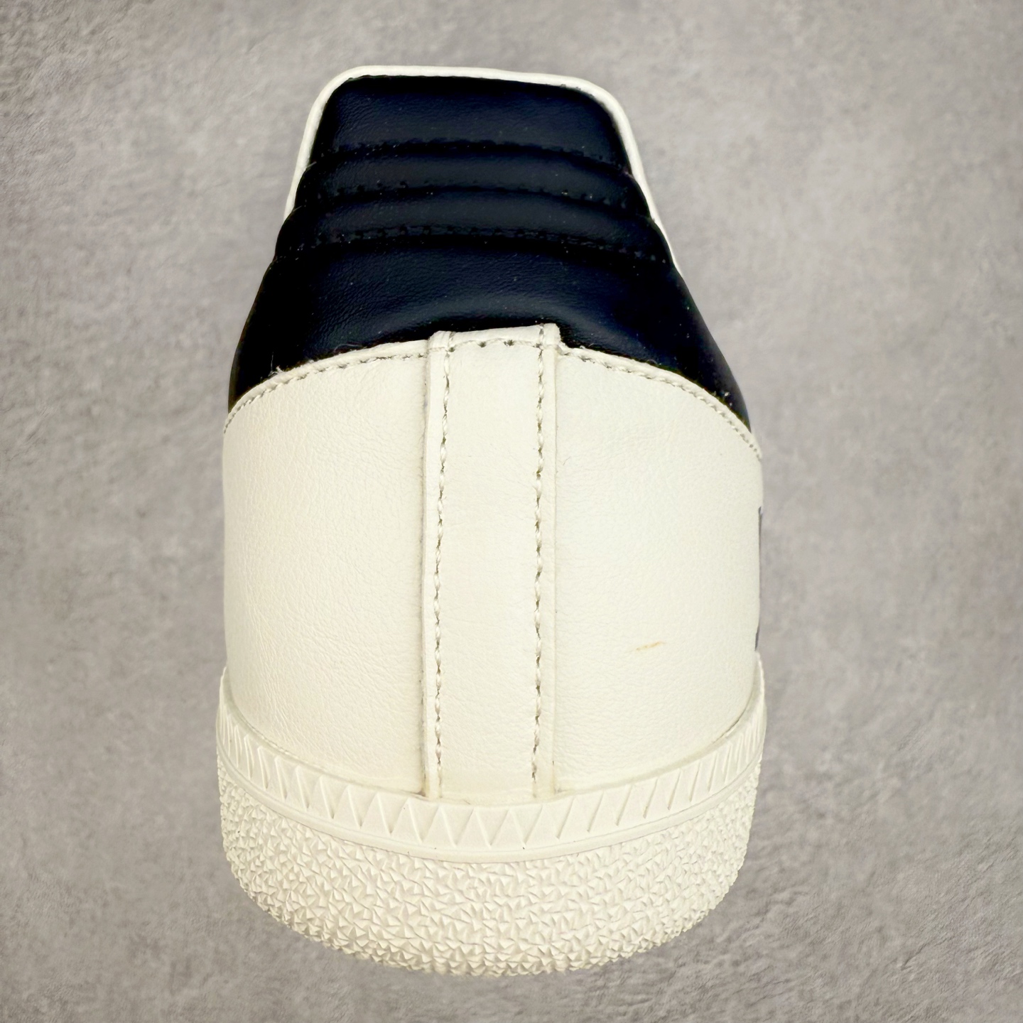 图片[8]-＃C2 AD Original Samba OG 复古经典轻便板鞋 定制配色 GJ75811 这款桑巴鞋展示了高质量的工艺 带有装饰的超锁缝制和无缝的手感 柔软、柔软的皮革造型和标志性的3条纹完成了精致的外观 正规合身鞋带 鞋面上有绒面鞋垫 橡胶鞋底 享受正畸套筒软感 自50年代首次亮相以来就一直在赢得粉丝的青睐 尺码：36 36.5 37.5 38 38.5 39 40 40.5 41 42 42.5 43 44 44.5 45-选品中心