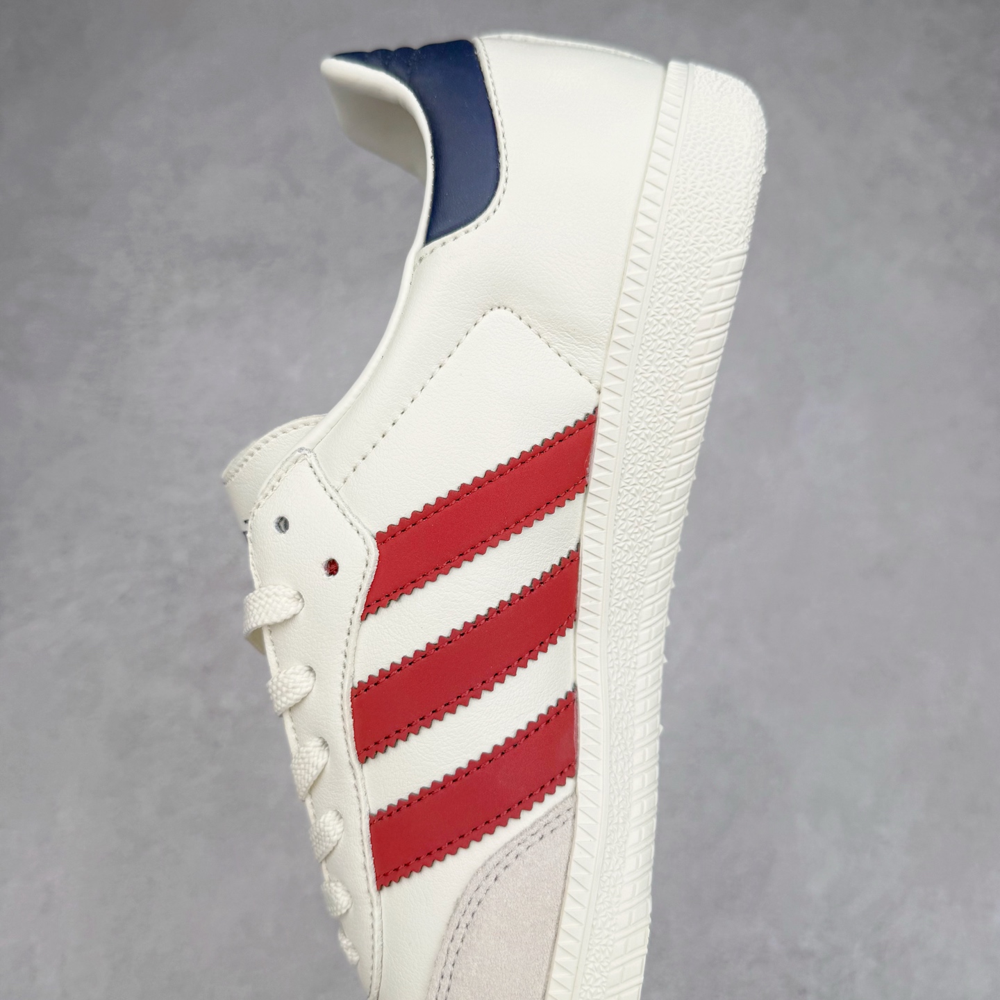 图片[7]-＃C2 AD Original Samba OG 复古经典轻便板鞋 定制配色 GJ75811 这款桑巴鞋展示了高质量的工艺 带有装饰的超锁缝制和无缝的手感 柔软、柔软的皮革造型和标志性的3条纹完成了精致的外观 正规合身鞋带 鞋面上有绒面鞋垫 橡胶鞋底 享受正畸套筒软感 自50年代首次亮相以来就一直在赢得粉丝的青睐 尺码：36 36.5 37.5 38 38.5 39 40 40.5 41 42 42.5 43 44 44.5 45-选品中心