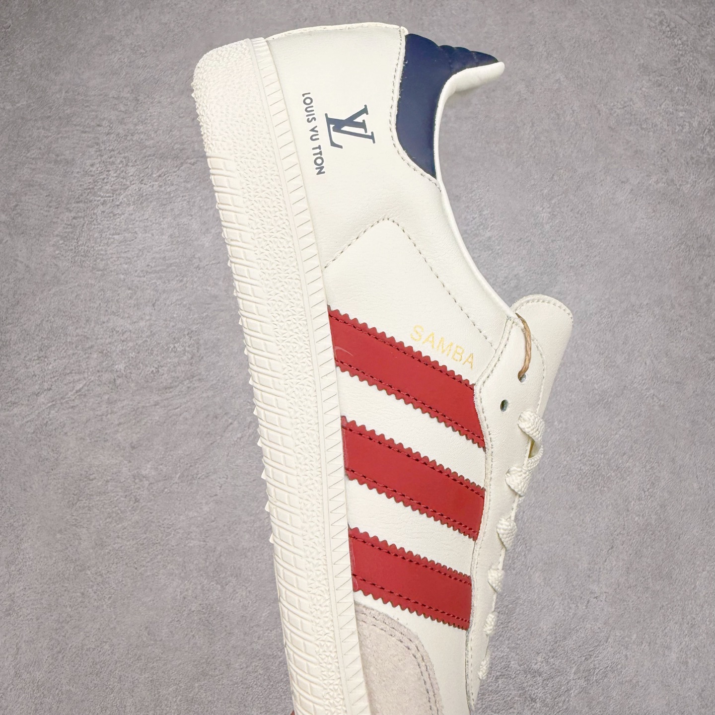 图片[6]-＃C2 AD Original Samba OG 复古经典轻便板鞋 定制配色 GJ75811 这款桑巴鞋展示了高质量的工艺 带有装饰的超锁缝制和无缝的手感 柔软、柔软的皮革造型和标志性的3条纹完成了精致的外观 正规合身鞋带 鞋面上有绒面鞋垫 橡胶鞋底 享受正畸套筒软感 自50年代首次亮相以来就一直在赢得粉丝的青睐 尺码：36 36.5 37.5 38 38.5 39 40 40.5 41 42 42.5 43 44 44.5 45-选品中心