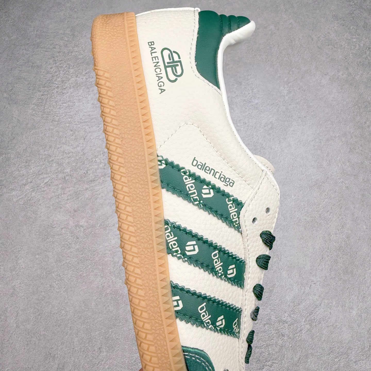 图片[6]-＃C2 AD Original Samba OG 复古经典轻便板鞋 定制配色 XR0002 这款桑巴鞋展示了高质量的工艺 带有装饰的超锁缝制和无缝的手感 柔软、柔软的皮革造型和标志性的3条纹完成了精致的外观 正规合身鞋带 鞋面上有绒面鞋垫 橡胶鞋底 享受正畸套筒软感 自50年代首次亮相以来就一直在赢得粉丝的青睐 尺码：36 36.5 37.5 38 38.5 39 40 40.5 41 42 42.5 43 44 44.5 45-选品中心