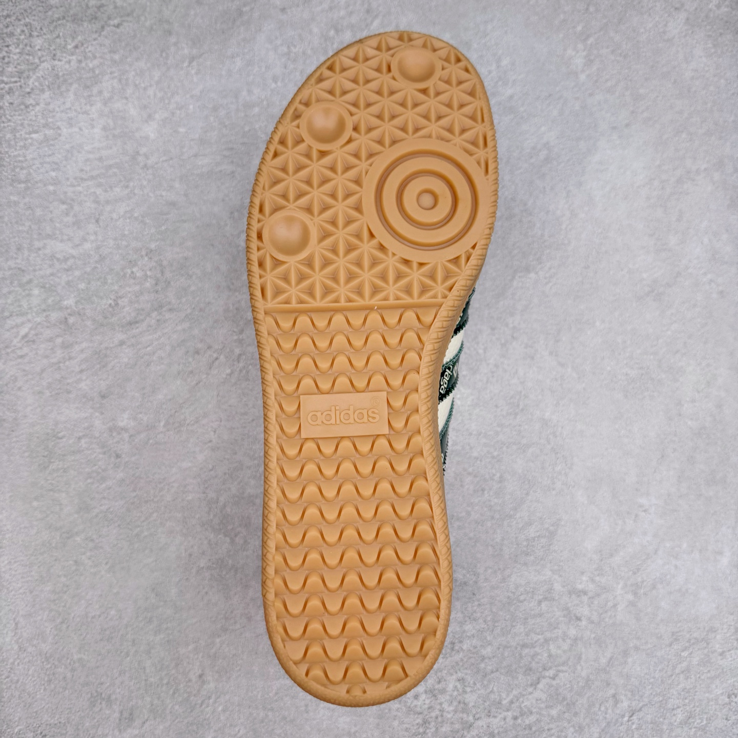 图片[9]-＃C2 AD Original Samba OG 复古经典轻便板鞋 定制配色 XR0002 这款桑巴鞋展示了高质量的工艺 带有装饰的超锁缝制和无缝的手感 柔软、柔软的皮革造型和标志性的3条纹完成了精致的外观 正规合身鞋带 鞋面上有绒面鞋垫 橡胶鞋底 享受正畸套筒软感 自50年代首次亮相以来就一直在赢得粉丝的青睐 尺码：36 36.5 37.5 38 38.5 39 40 40.5 41 42 42.5 43 44 44.5 45-选品中心