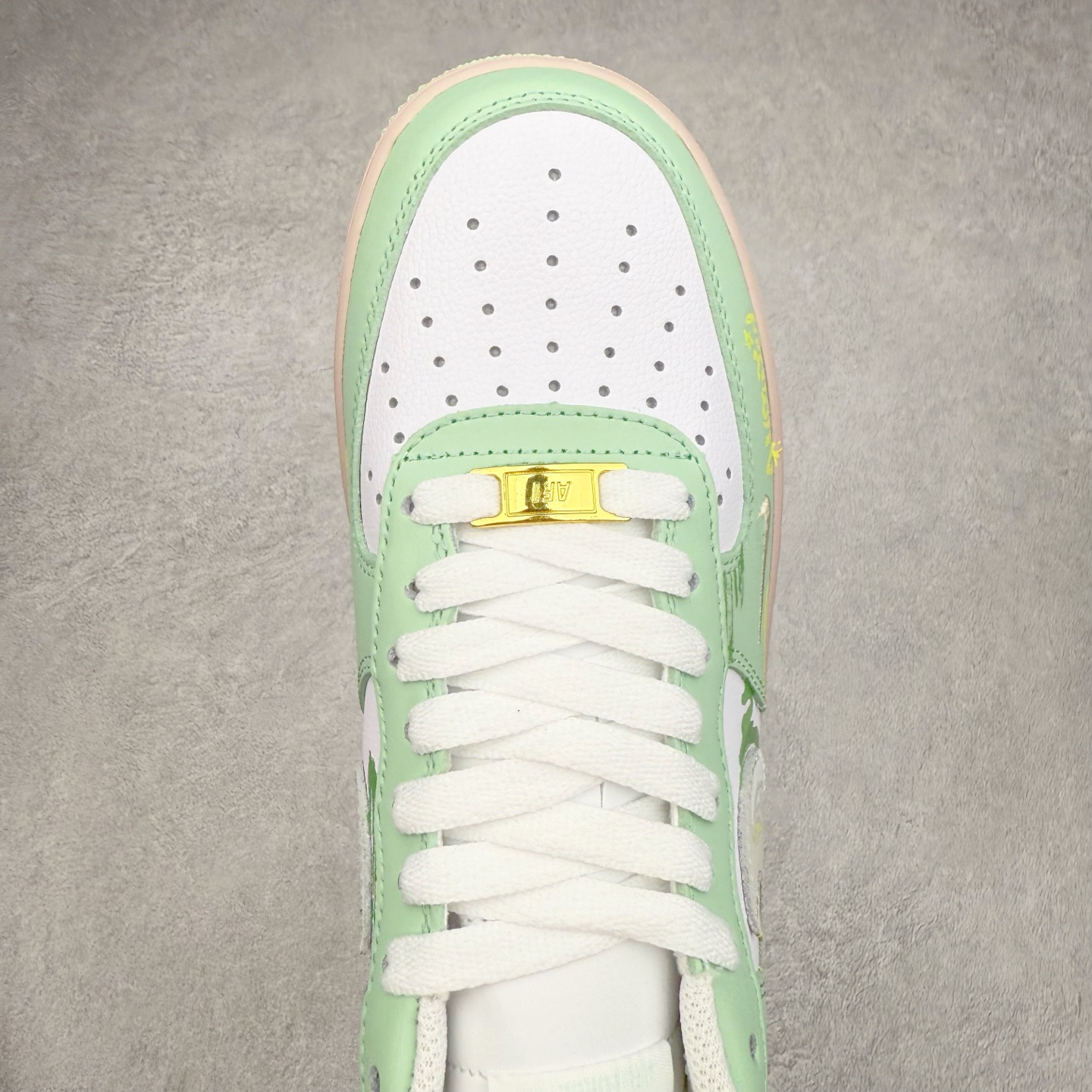 图片[4]-NK Air Force 1´07 Low 空军一号低帮百搭休闲运动板鞋 UB3310-990 柔软、弹性十足的缓震性能和出色的中底设计 横跨复古与现代的外型结合 造就出风靡全球 三十多年的Force 1 直到今天还深受青睐 实拍调校N版已经零色差零失真 百分百还原实物色彩所见即所得 不存在货不对板色差等低级问题 选购参考实物拍摄 不混卖不参货 只用心做好货严格选品 承诺混一赔十 尺码：36 36.5 37.5 38 38.5 39 40 40.5 41 42 42.5 43 44 44.5 45-选品中心