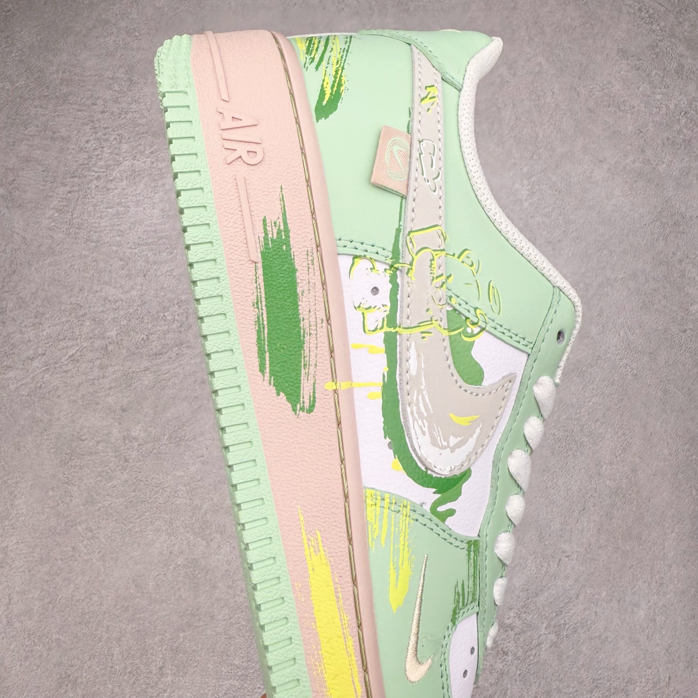 图片[6]-NK Air Force 1´07 Low 空军一号低帮百搭休闲运动板鞋 UB3310-990 柔软、弹性十足的缓震性能和出色的中底设计 横跨复古与现代的外型结合 造就出风靡全球 三十多年的Force 1 直到今天还深受青睐 实拍调校N版已经零色差零失真 百分百还原实物色彩所见即所得 不存在货不对板色差等低级问题 选购参考实物拍摄 不混卖不参货 只用心做好货严格选品 承诺混一赔十 尺码：36 36.5 37.5 38 38.5 39 40 40.5 41 42 42.5 43 44 44.5 45-选品中心