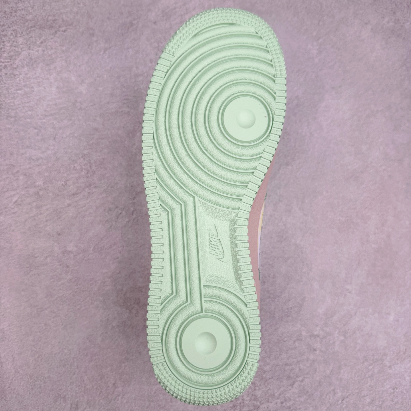 图片[9]-NK Air Force 1´07 Low 空军一号低帮百搭休闲运动板鞋 UB3310-990 柔软、弹性十足的缓震性能和出色的中底设计 横跨复古与现代的外型结合 造就出风靡全球 三十多年的Force 1 直到今天还深受青睐 实拍调校N版已经零色差零失真 百分百还原实物色彩所见即所得 不存在货不对板色差等低级问题 选购参考实物拍摄 不混卖不参货 只用心做好货严格选品 承诺混一赔十 尺码：36 36.5 37.5 38 38.5 39 40 40.5 41 42 42.5 43 44 44.5 45-选品中心