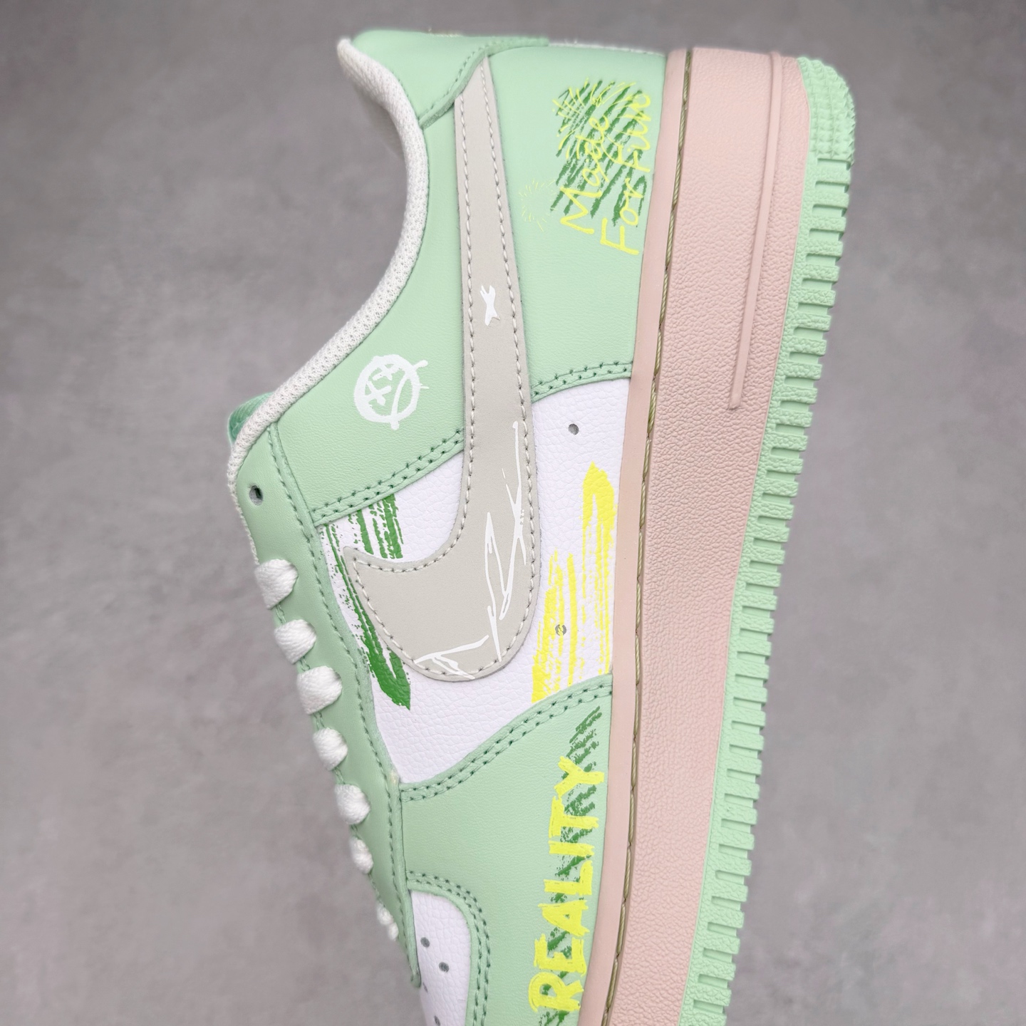 图片[7]-NK Air Force 1´07 Low 空军一号低帮百搭休闲运动板鞋 UB3310-990 柔软、弹性十足的缓震性能和出色的中底设计 横跨复古与现代的外型结合 造就出风靡全球 三十多年的Force 1 直到今天还深受青睐 实拍调校N版已经零色差零失真 百分百还原实物色彩所见即所得 不存在货不对板色差等低级问题 选购参考实物拍摄 不混卖不参货 只用心做好货严格选品 承诺混一赔十 尺码：36 36.5 37.5 38 38.5 39 40 40.5 41 42 42.5 43 44 44.5 45-选品中心