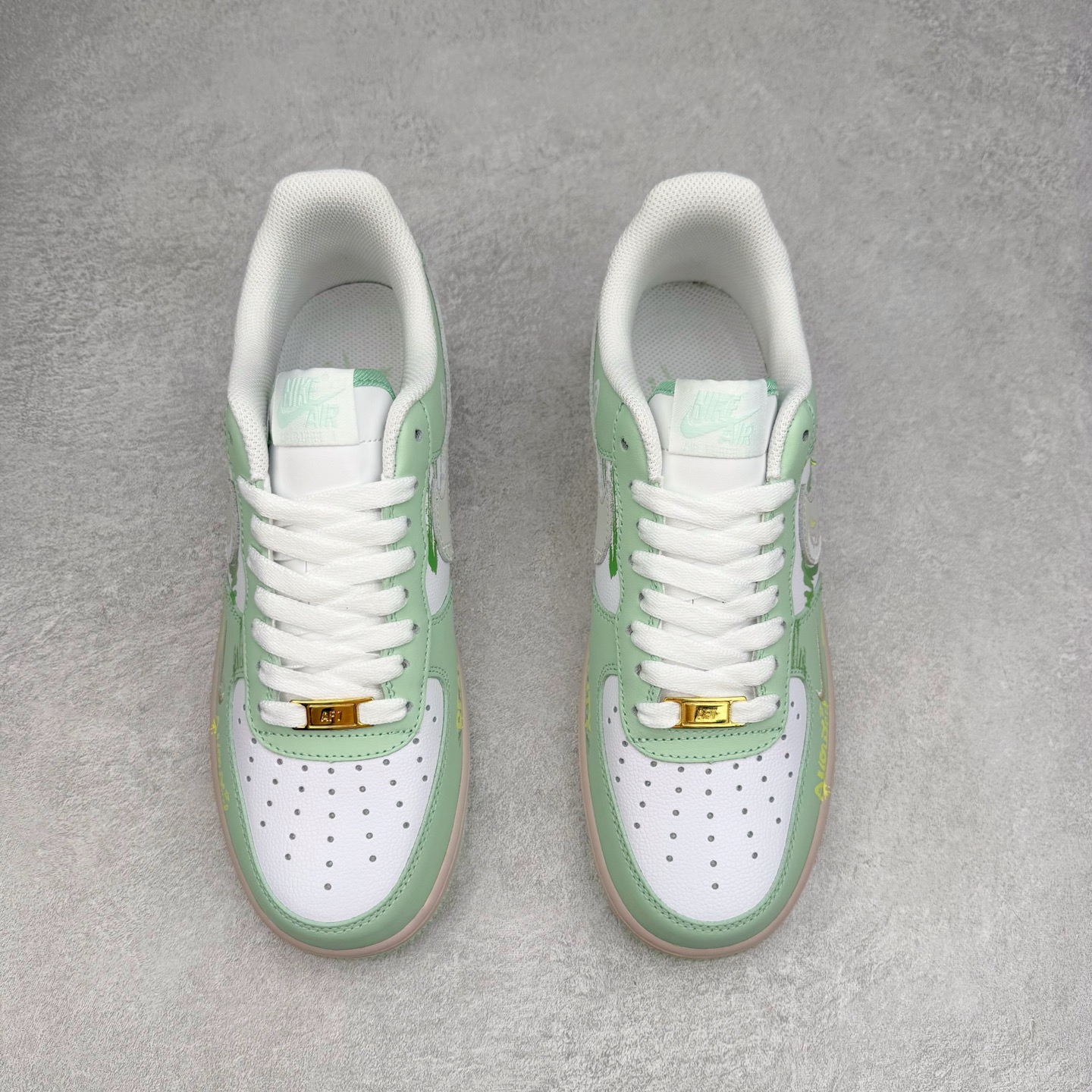 图片[2]-NK Air Force 1´07 Low 空军一号低帮百搭休闲运动板鞋 UB3310-990 柔软、弹性十足的缓震性能和出色的中底设计 横跨复古与现代的外型结合 造就出风靡全球 三十多年的Force 1 直到今天还深受青睐 实拍调校N版已经零色差零失真 百分百还原实物色彩所见即所得 不存在货不对板色差等低级问题 选购参考实物拍摄 不混卖不参货 只用心做好货严格选品 承诺混一赔十 尺码：36 36.5 37.5 38 38.5 39 40 40.5 41 42 42.5 43 44 44.5 45-选品中心