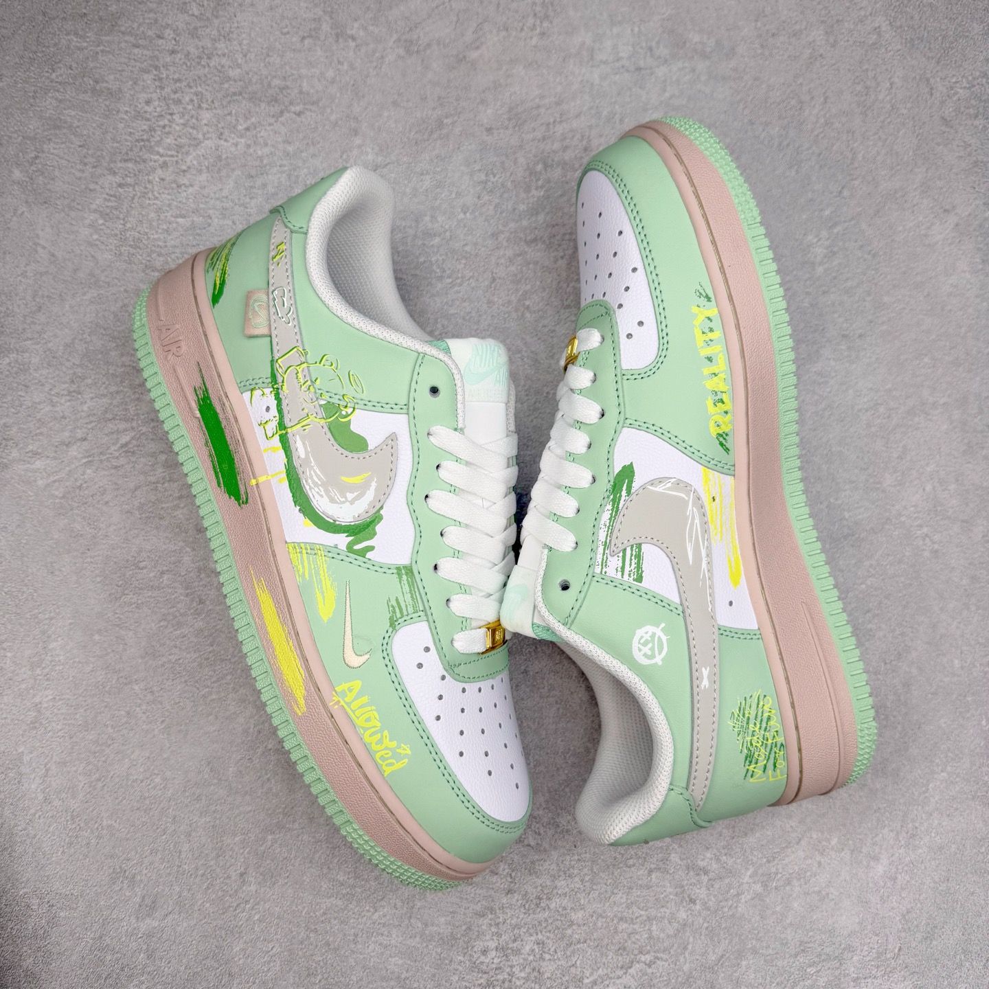 图片[3]-NK Air Force 1´07 Low 空军一号低帮百搭休闲运动板鞋 UB3310-990 柔软、弹性十足的缓震性能和出色的中底设计 横跨复古与现代的外型结合 造就出风靡全球 三十多年的Force 1 直到今天还深受青睐 实拍调校N版已经零色差零失真 百分百还原实物色彩所见即所得 不存在货不对板色差等低级问题 选购参考实物拍摄 不混卖不参货 只用心做好货严格选品 承诺混一赔十 尺码：36 36.5 37.5 38 38.5 39 40 40.5 41 42 42.5 43 44 44.5 45-选品中心